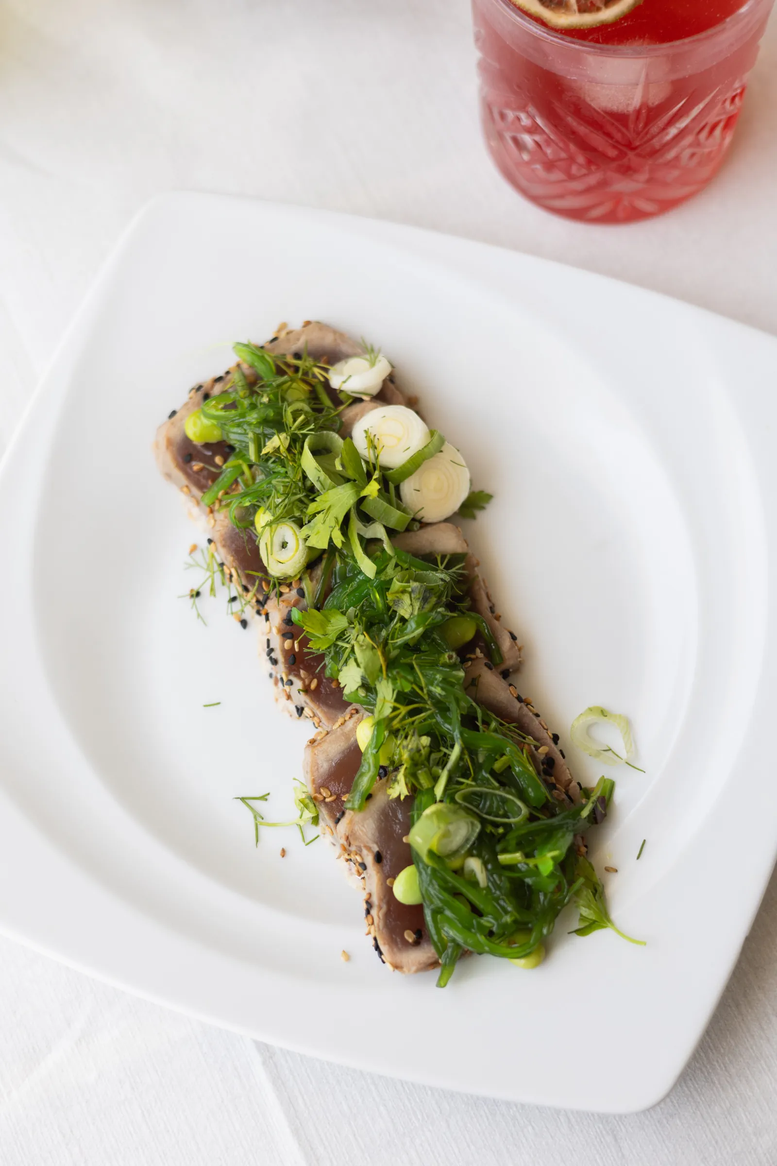 Thon mi-cuit tranché, sésame et verdure, plat maison de La Paillote aux Milles