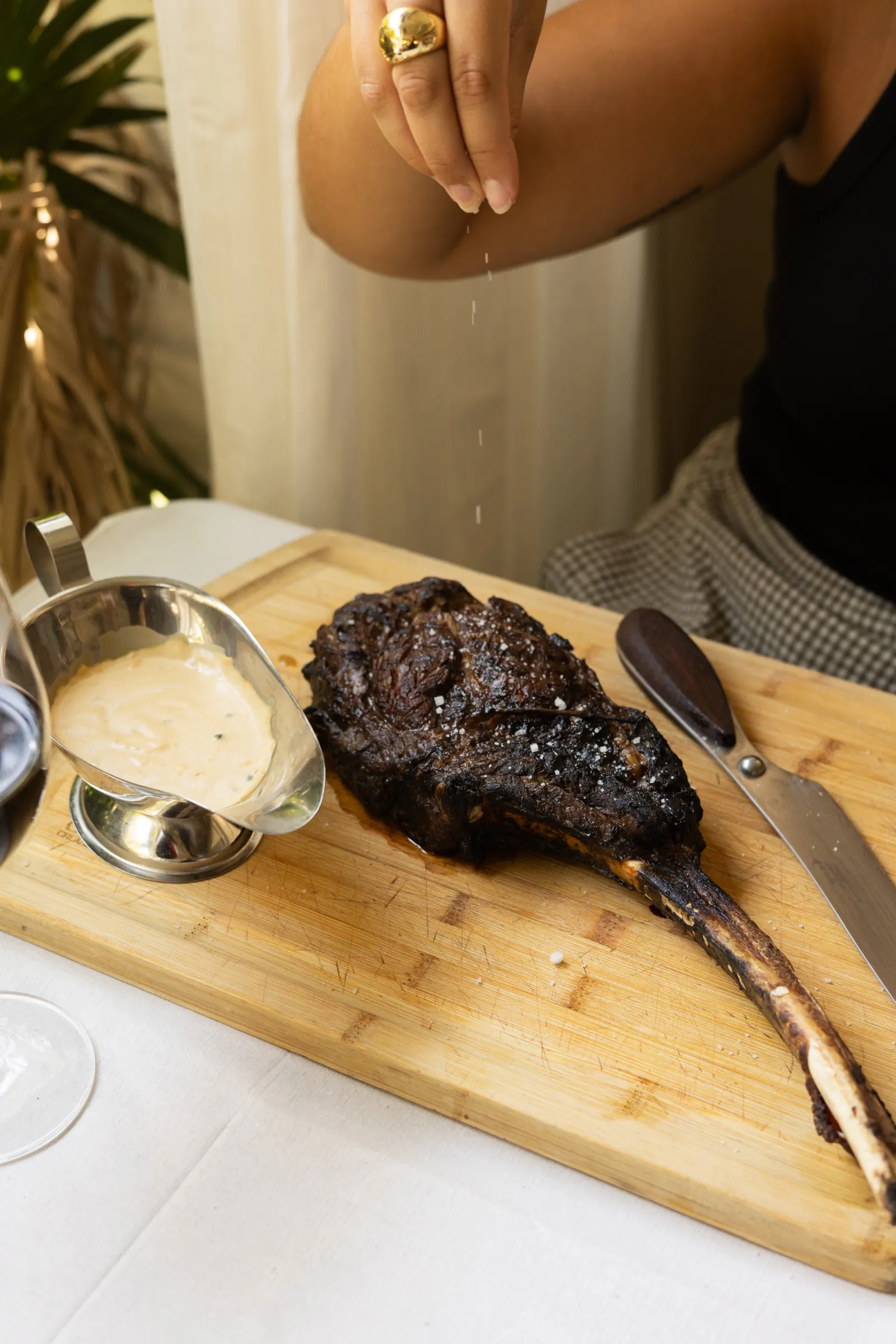 Côte de bœuf grillée sur planche, fleur de sel et sauce maison