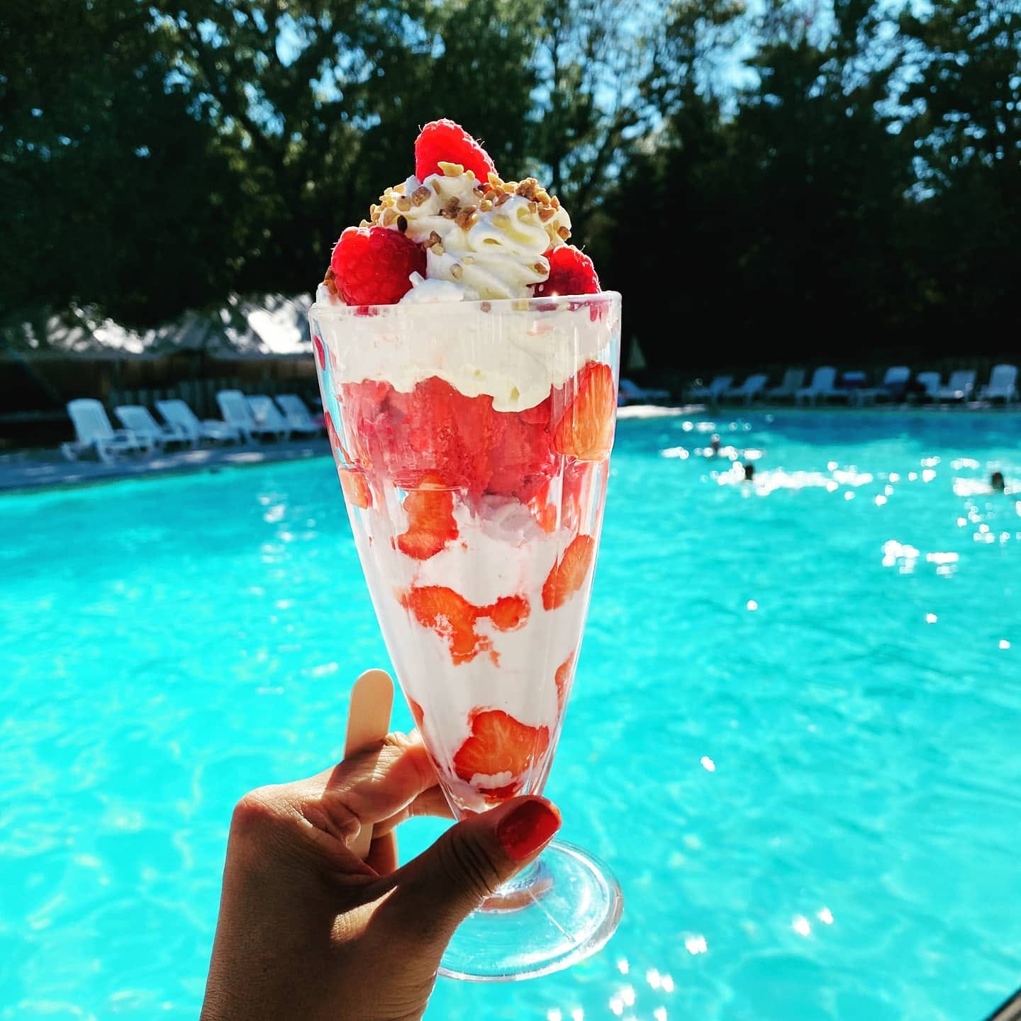 Coupe glacée aux fraises et chantilly tenue devant la piscine, dessert maison pour un EVJF à La Paillote