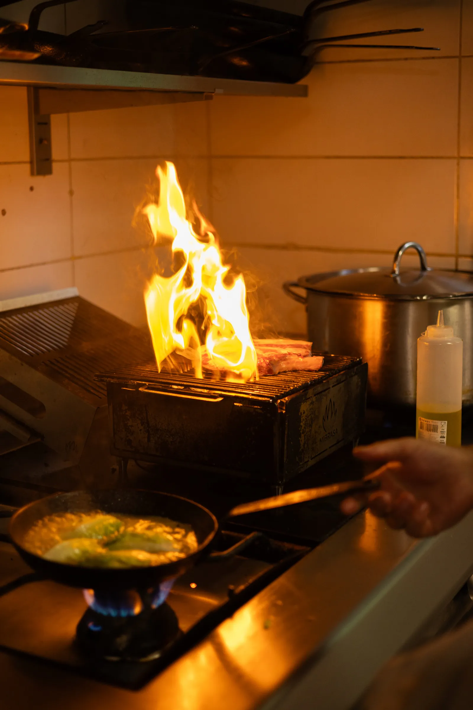 Flambage au grill dans la cuisine du restaurant