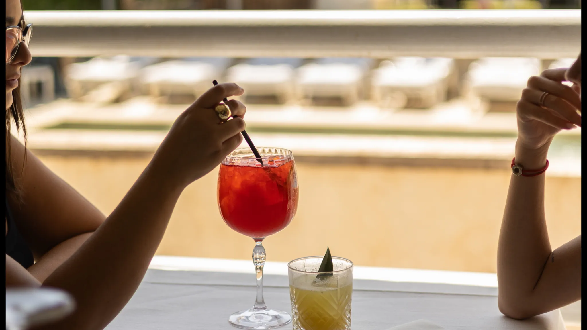 Apéritif en terrasse face à la piscine de La Paillote, au coucher du soleil aux Milles