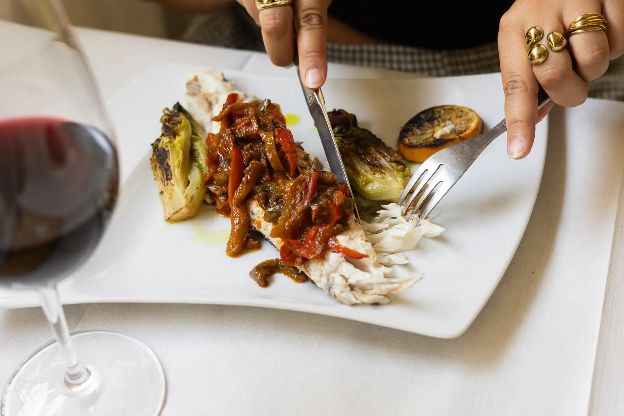 Assiette de poisson et verre de vin rouge
