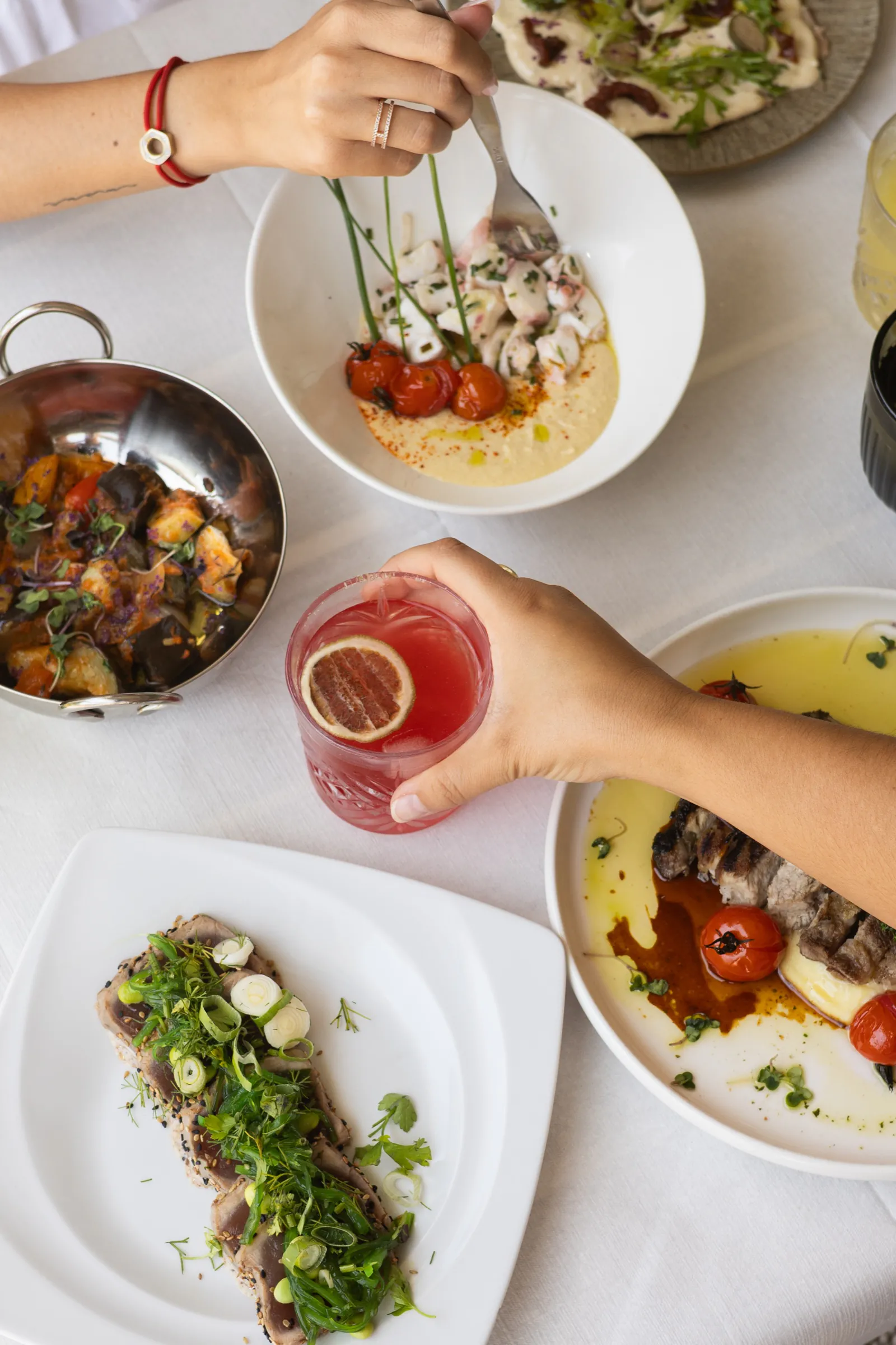 Repas de groupe à La Paillote : convives qui se servent autour de plats à partager