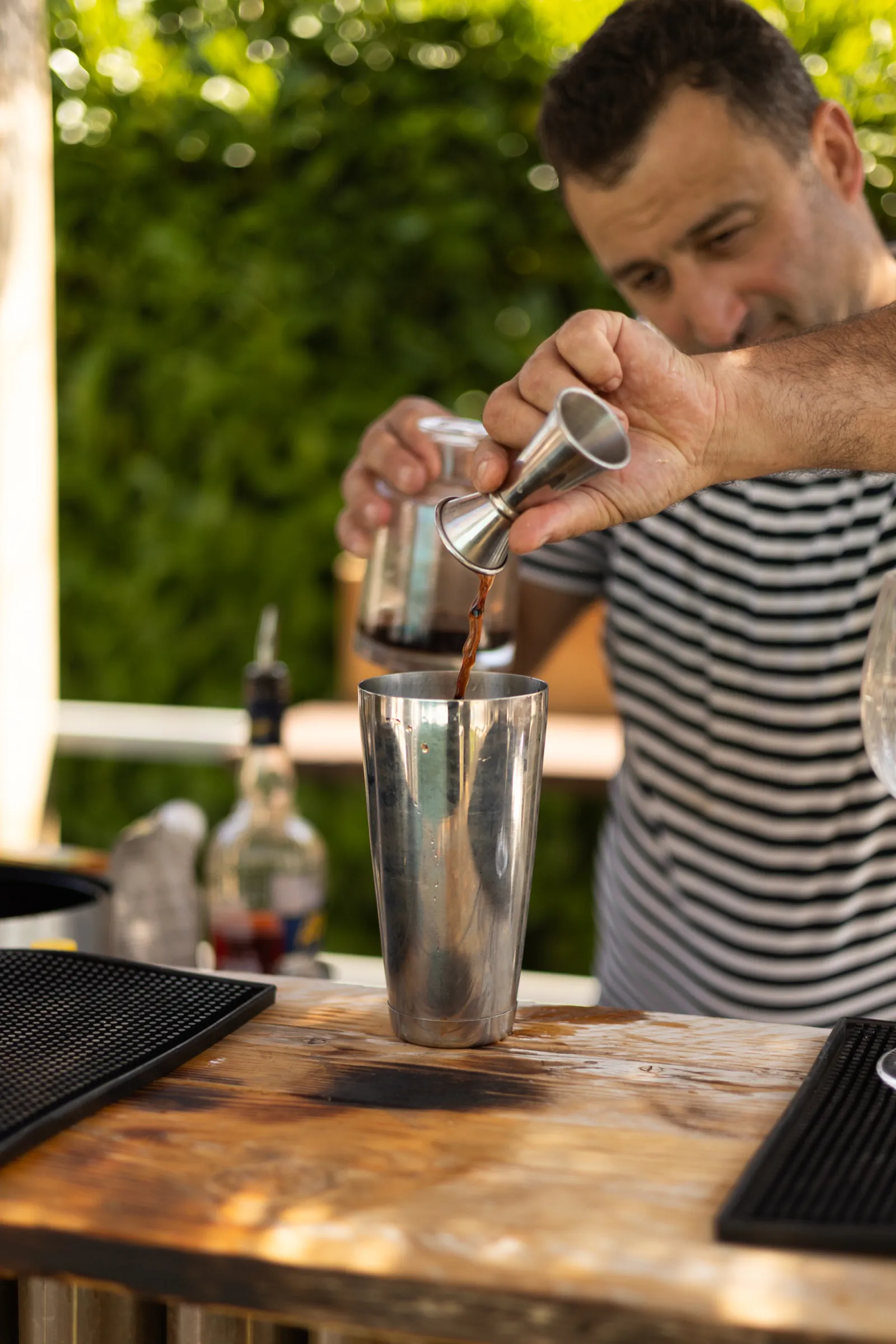 Dosage au jigger derrière le bar à cocktails du restaurant
