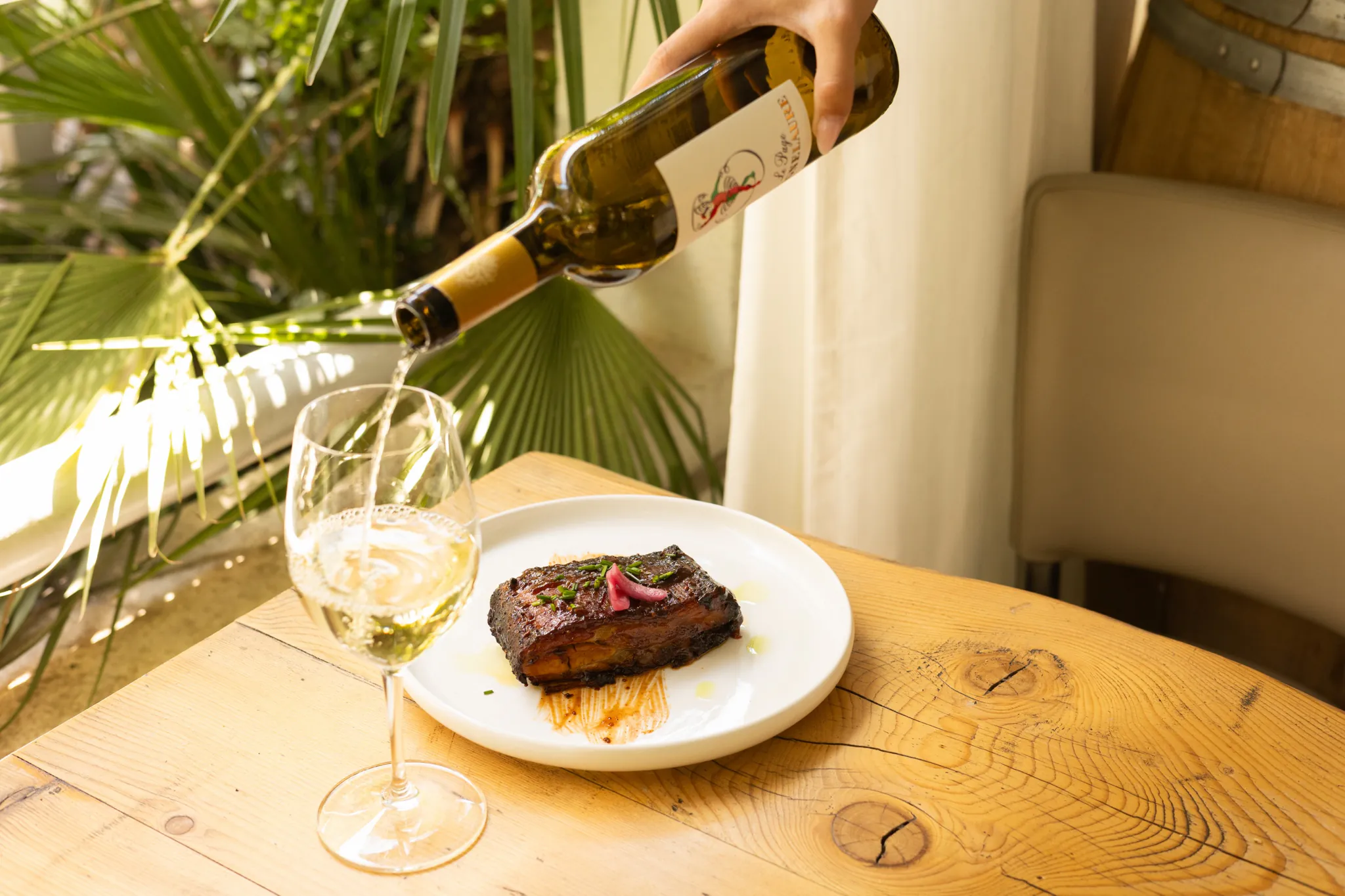 Travers caramélisé accompagné d'un verre de vin blanc