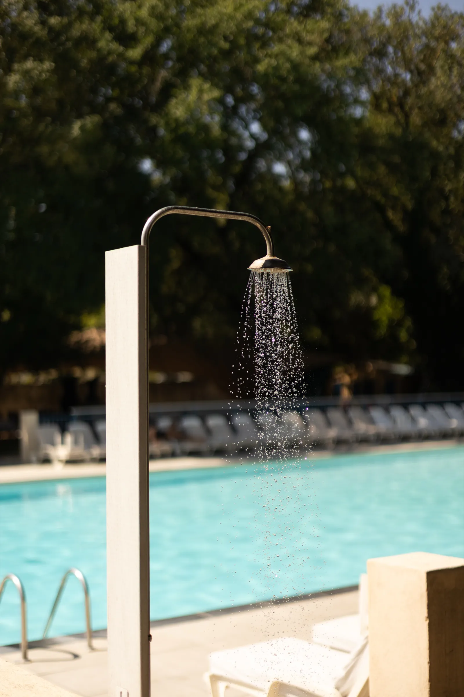 Douche extérieure au bord du bassin