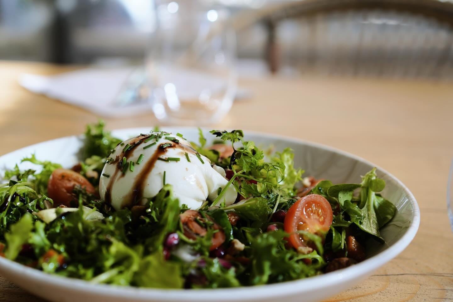 Salade à la burrata et tomates cerises à partager pendant une pool party à La Paillote by Damien