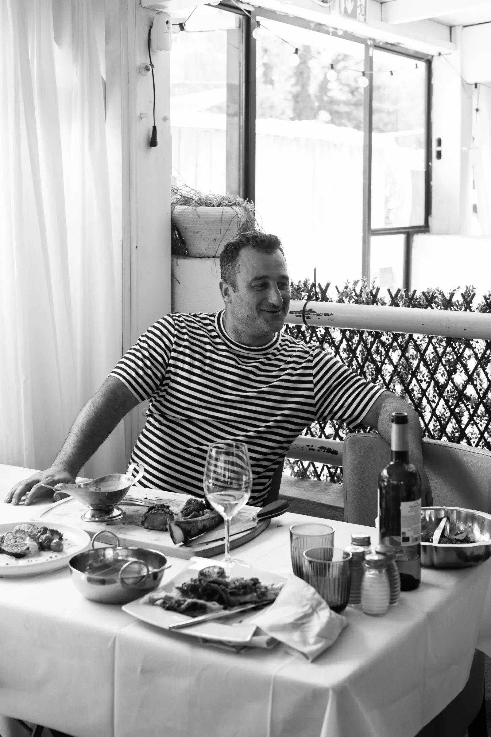 Damien, à la tête de La Paillote, attablé dans son restaurant à Aix-en-Provence