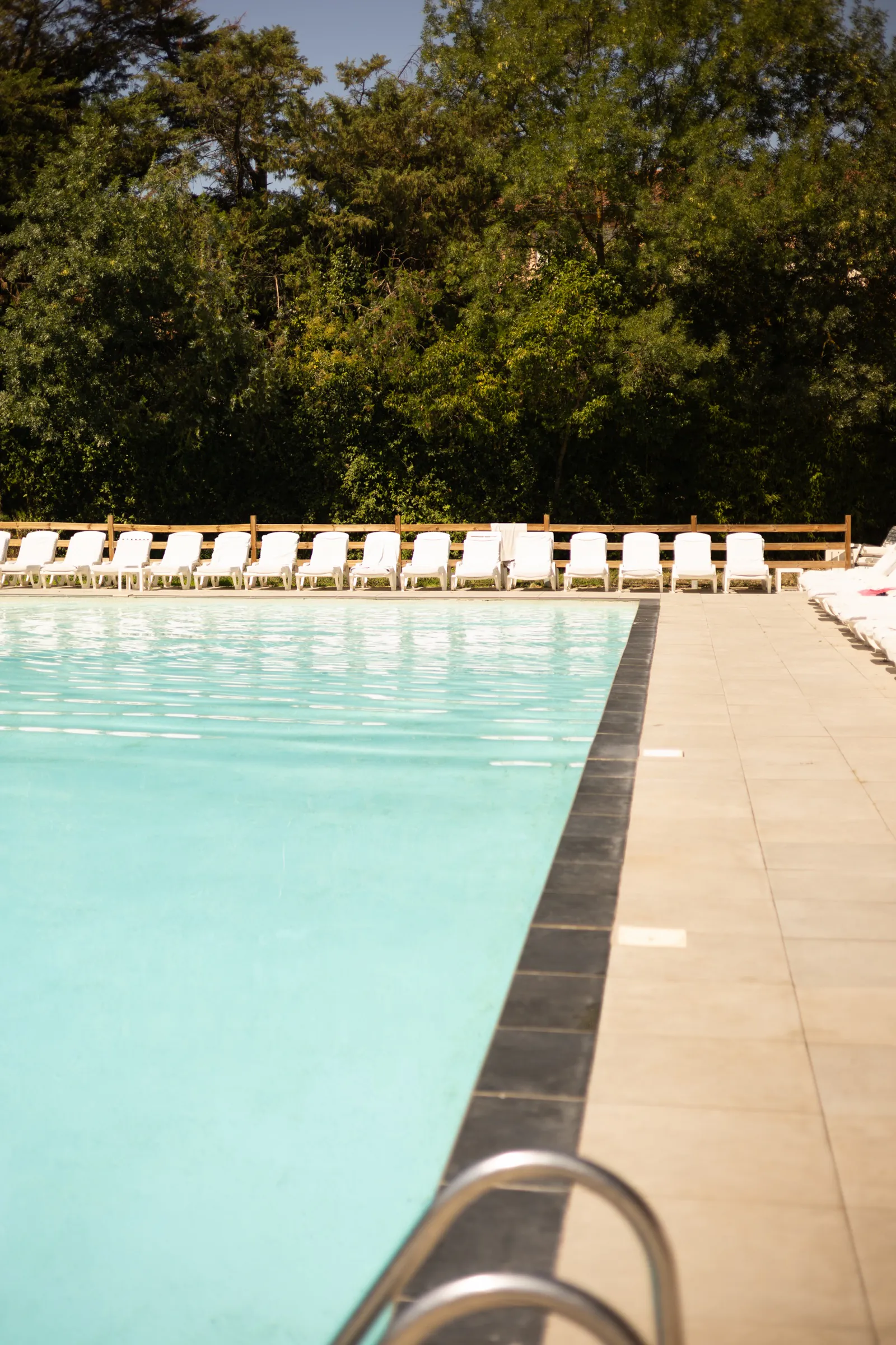 Piscine et transats alignés à La Paillote