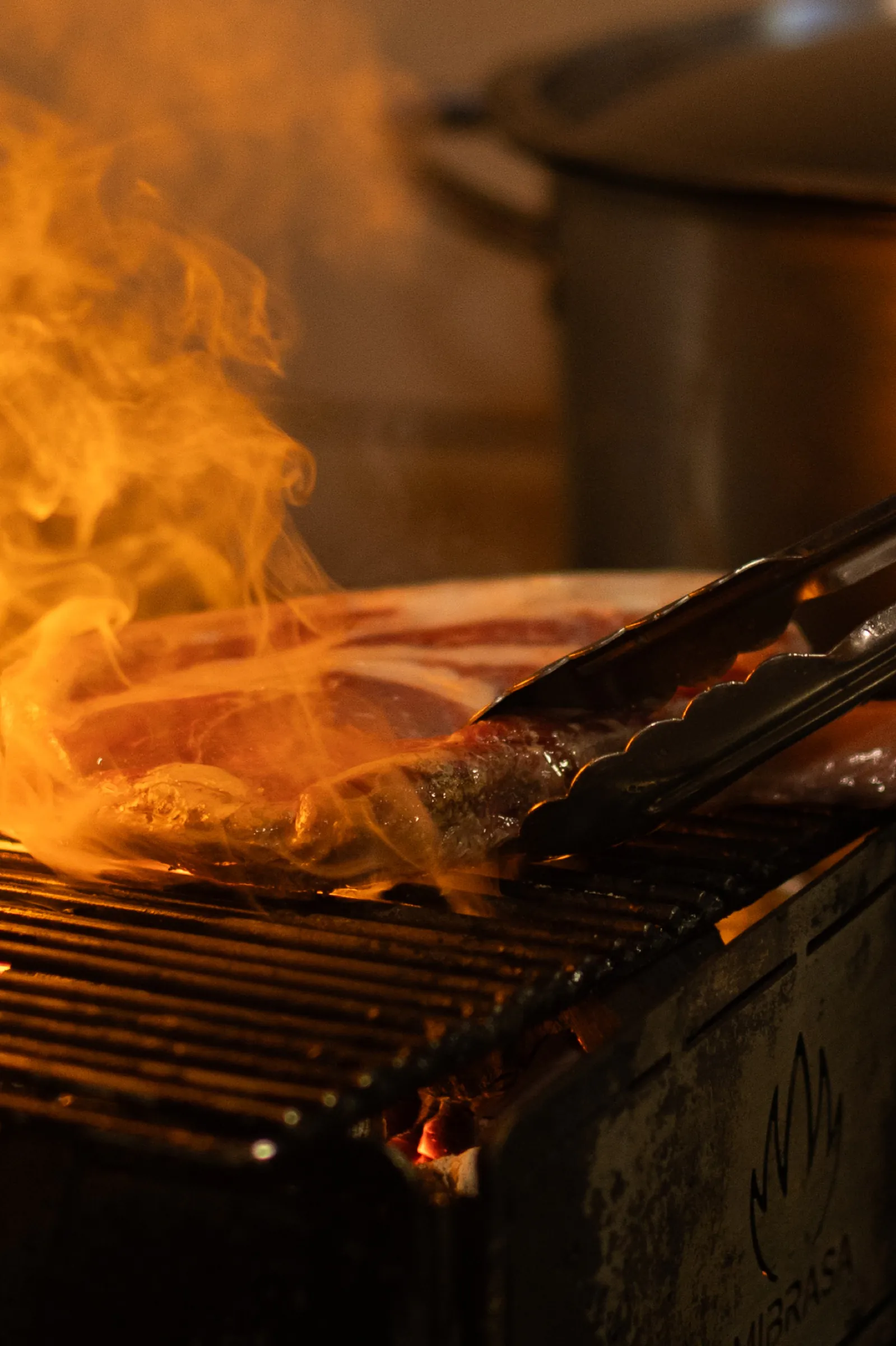 Pièce de bœuf saisie sur le grill en cuisine