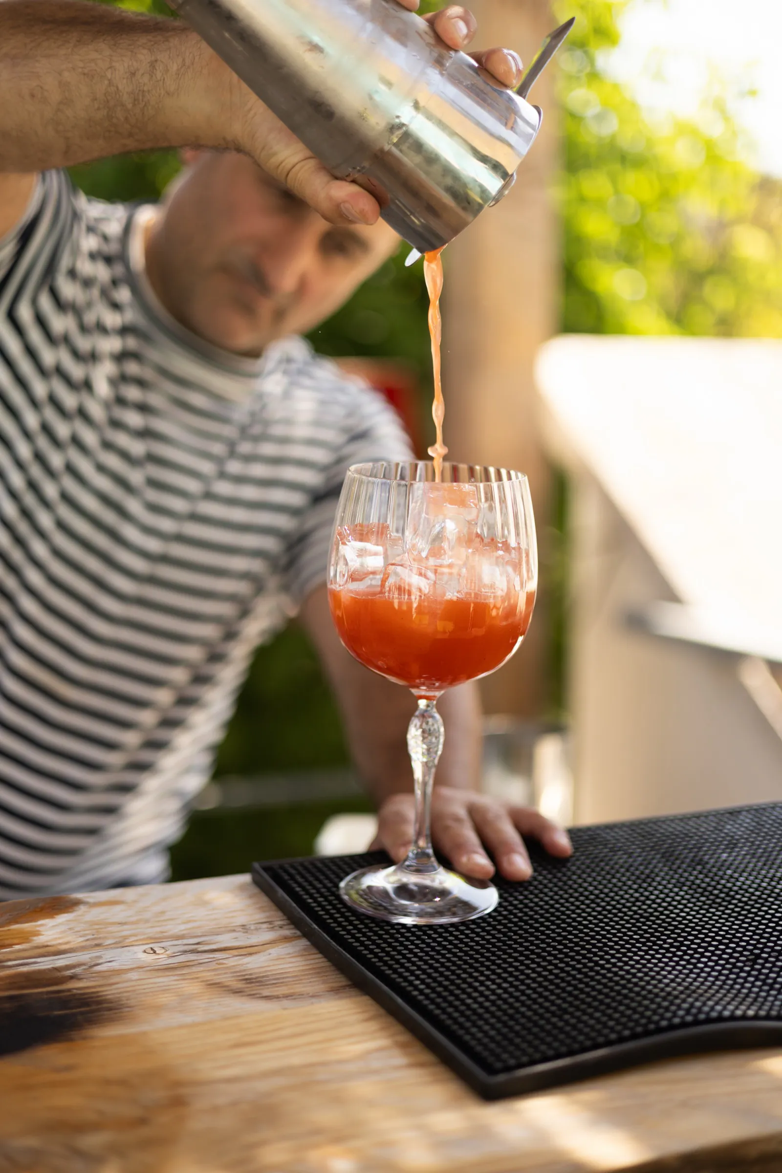 Service d'un cocktail maison dans une coupe, au bar de La Paillote