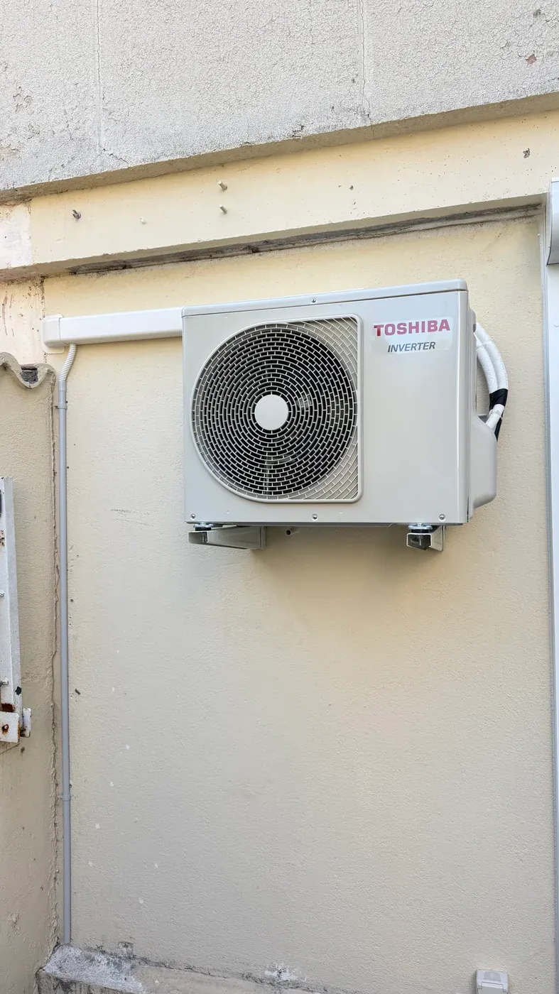 Unité extérieure de climatisation installée sur une façade
