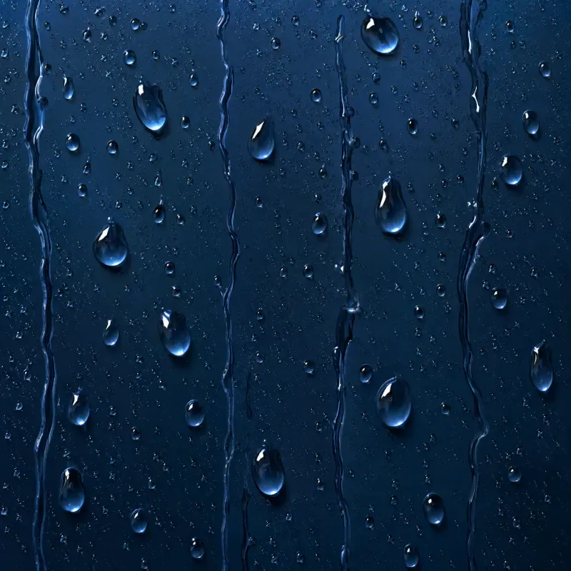 Gouttelettes d’eau ruisselant sur une surface bleu marine