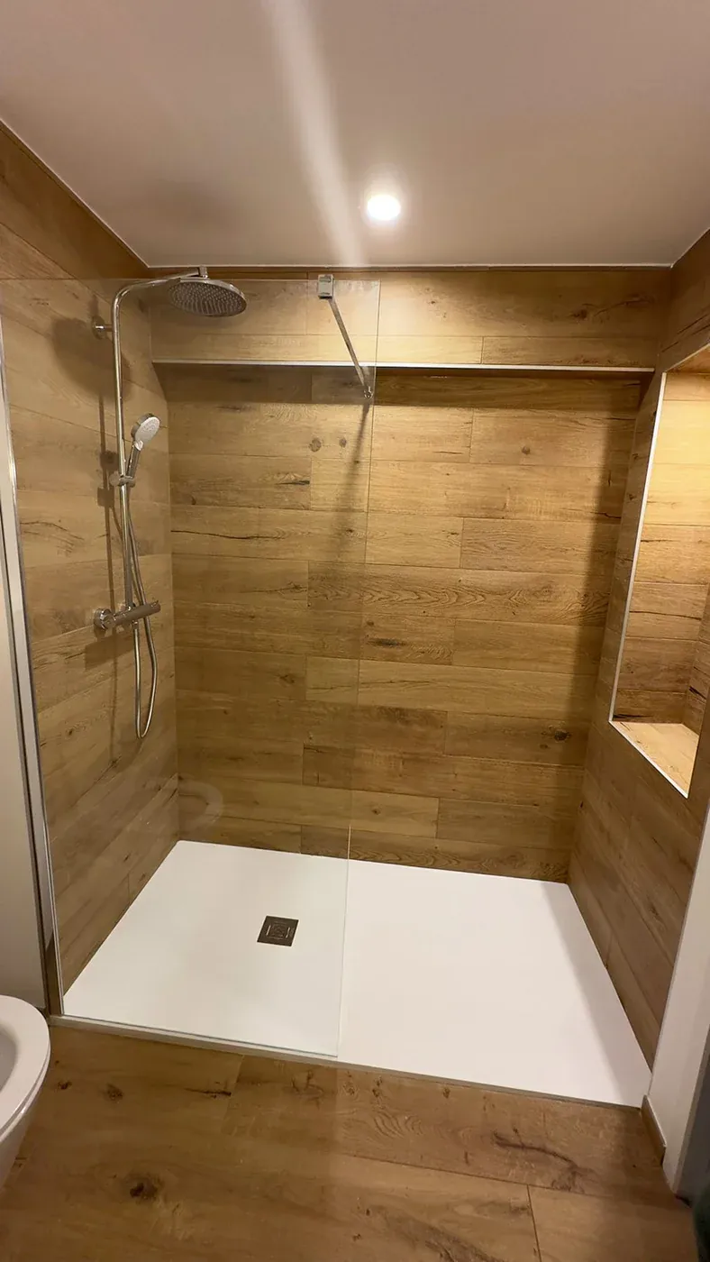 Douche avec paroi vitrée et carrelage imitation bois