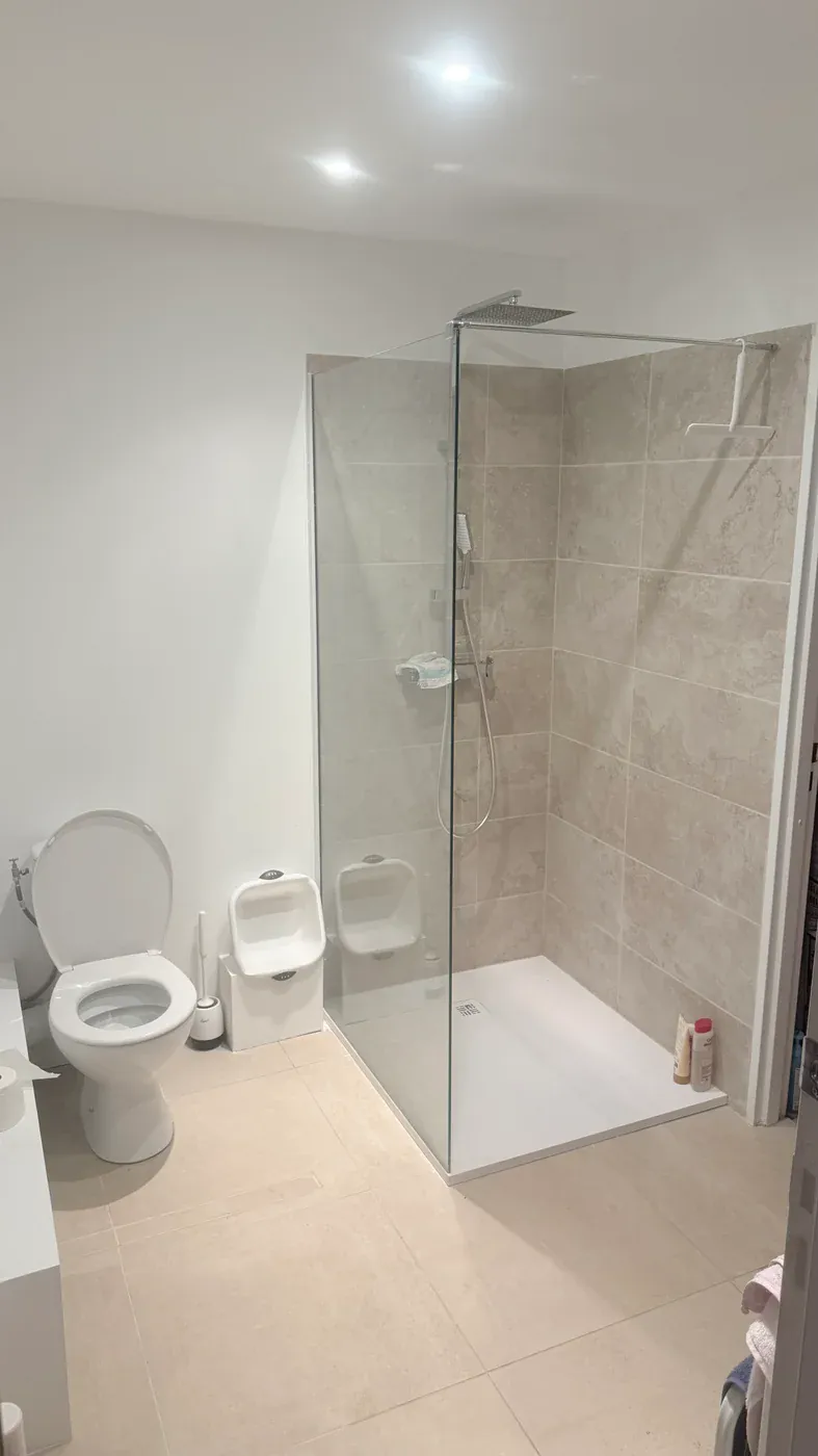 Salle de bain avec douche vitrée et WC