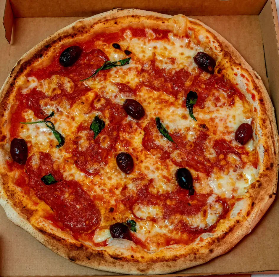 Pizza napolitaine Piquant à la spianata piquante, olives et mozzarella