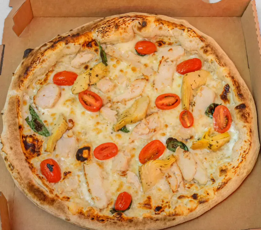 Pizza napolitaine Pollo 2.0 au poulet rôti, artichaut et copeaux de parmesan