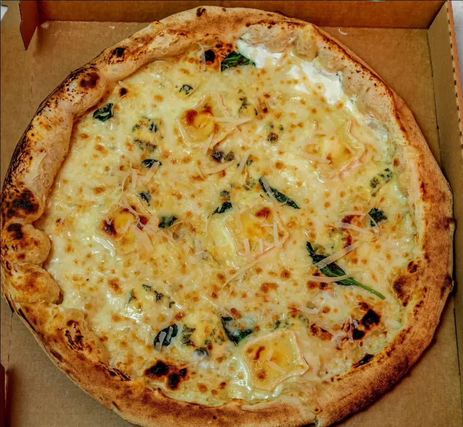 Pizza napolitaine 4 Fromages au gorgonzola, chèvre, parmesan et mozzarella