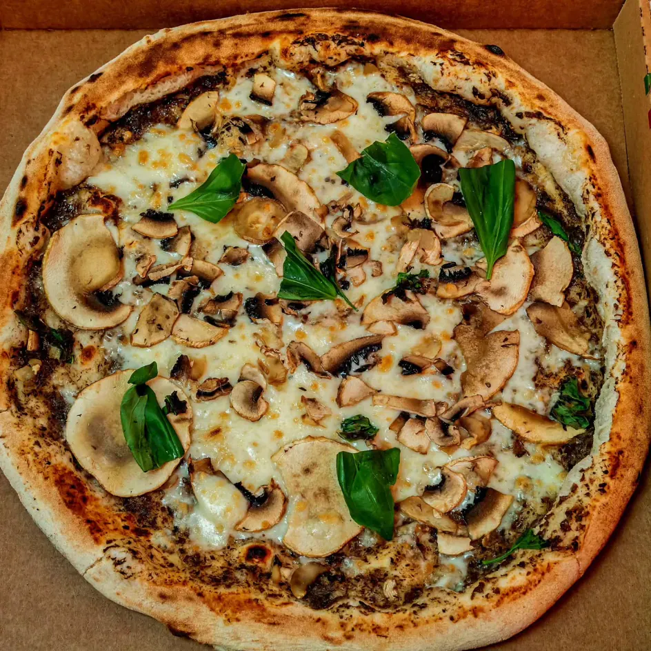 Pizza napolitaine Truffe à la crème de truffes, champignons et mozzarella