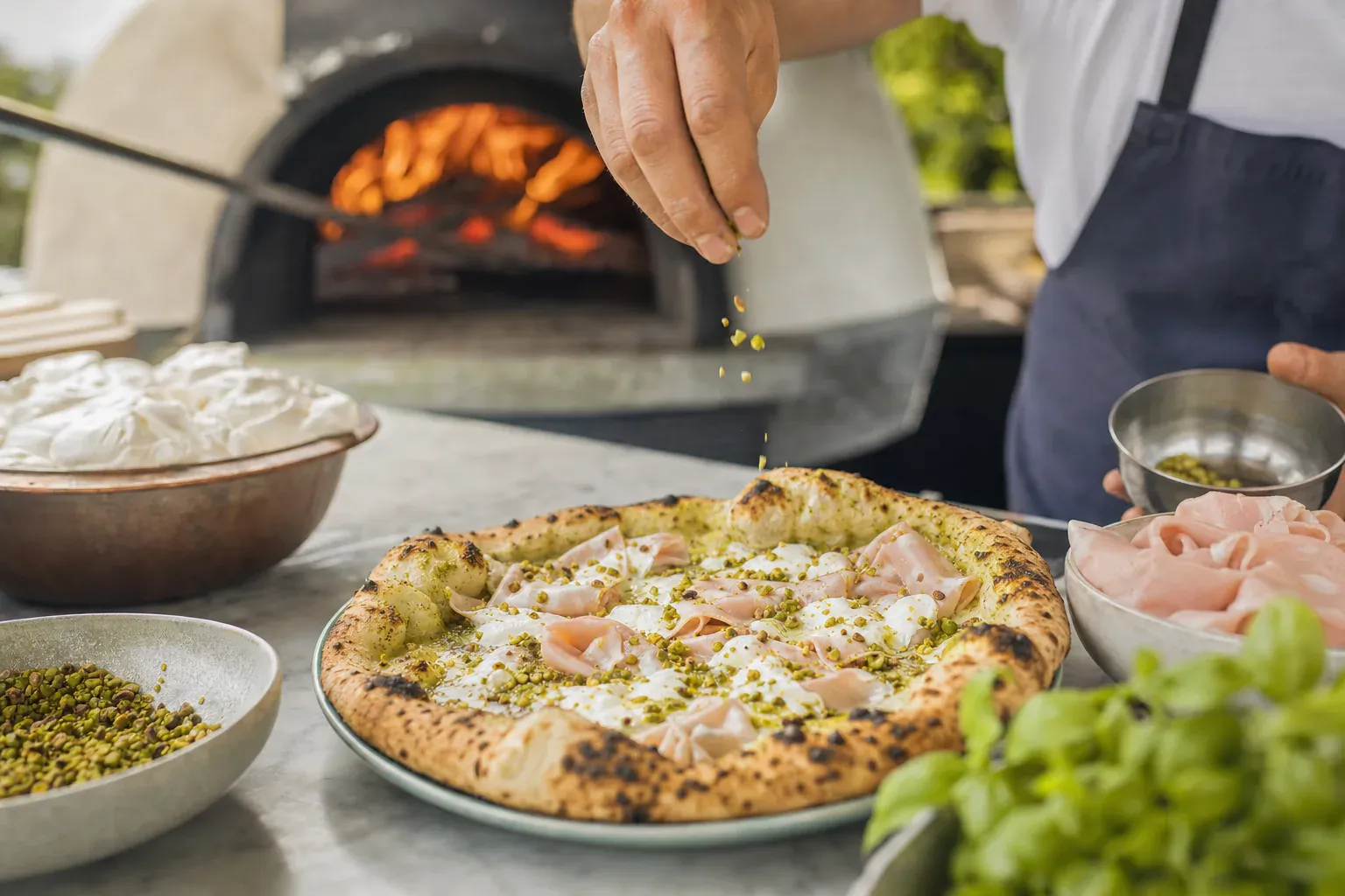 Pizza napolitaine végétarienne généreusement garnie, base gourmande pour une recette de pizza Pistacchio