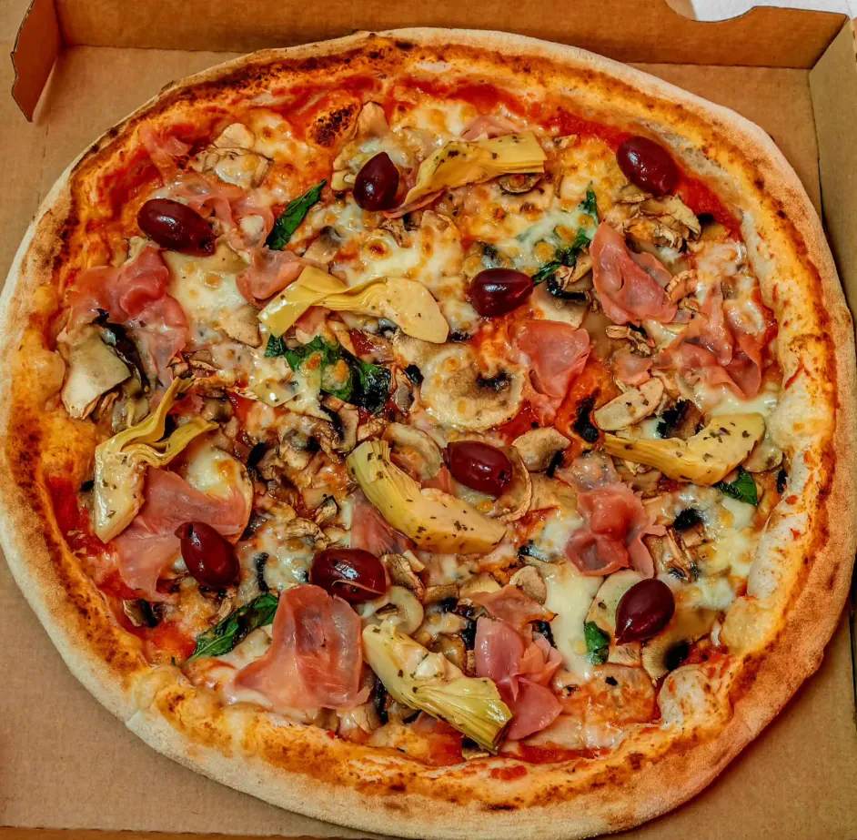 Pizza napolitaine 4 Stagioni aux artichauts, jambon cuit, olives et champignons