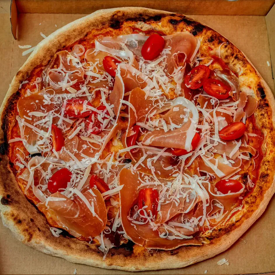 Pizza napolitaine Parma au jambon de Parme, tomates cerises et parmesan