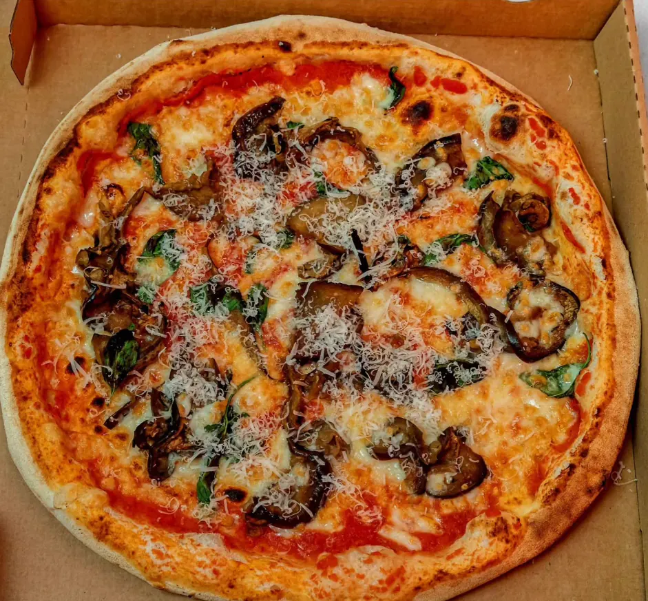 Pizza napolitaine Siciliana aux aubergines, parmesan et mozzarella