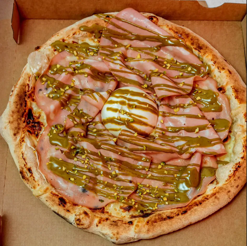 Pizza napolitaine Pistacchio à la mortadelle, crème de pistache et burrata