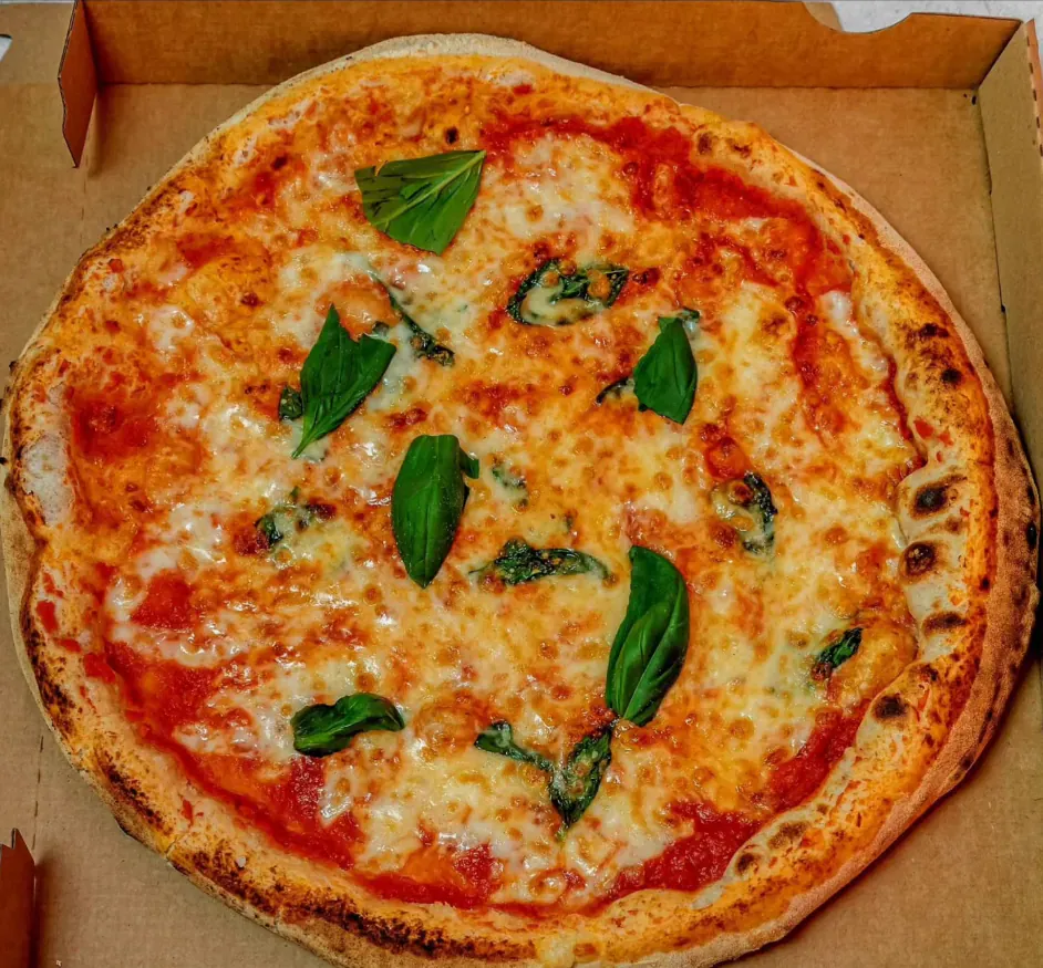 Pizza napolitaine Margherita à la sauce tomate, mozzarella et basilic frais
