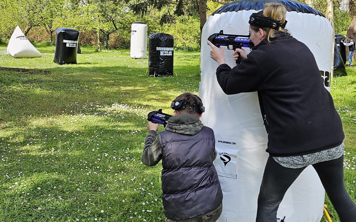 Team building en extérieur dans un parc arboré avec équipement Mission Era