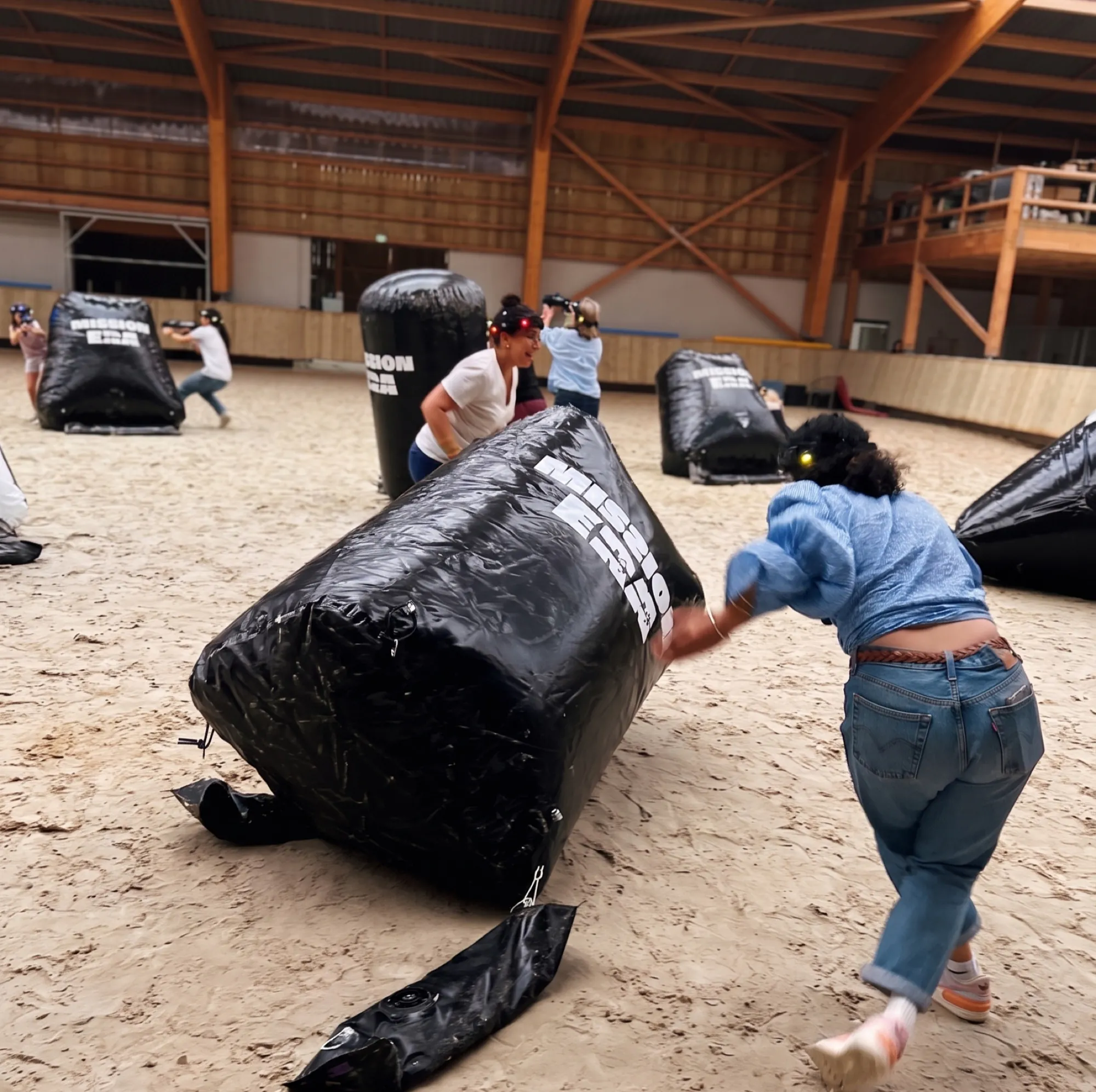 Adhérents en tournoi Krun Game sur sable dans un centre équestre, Mission Era