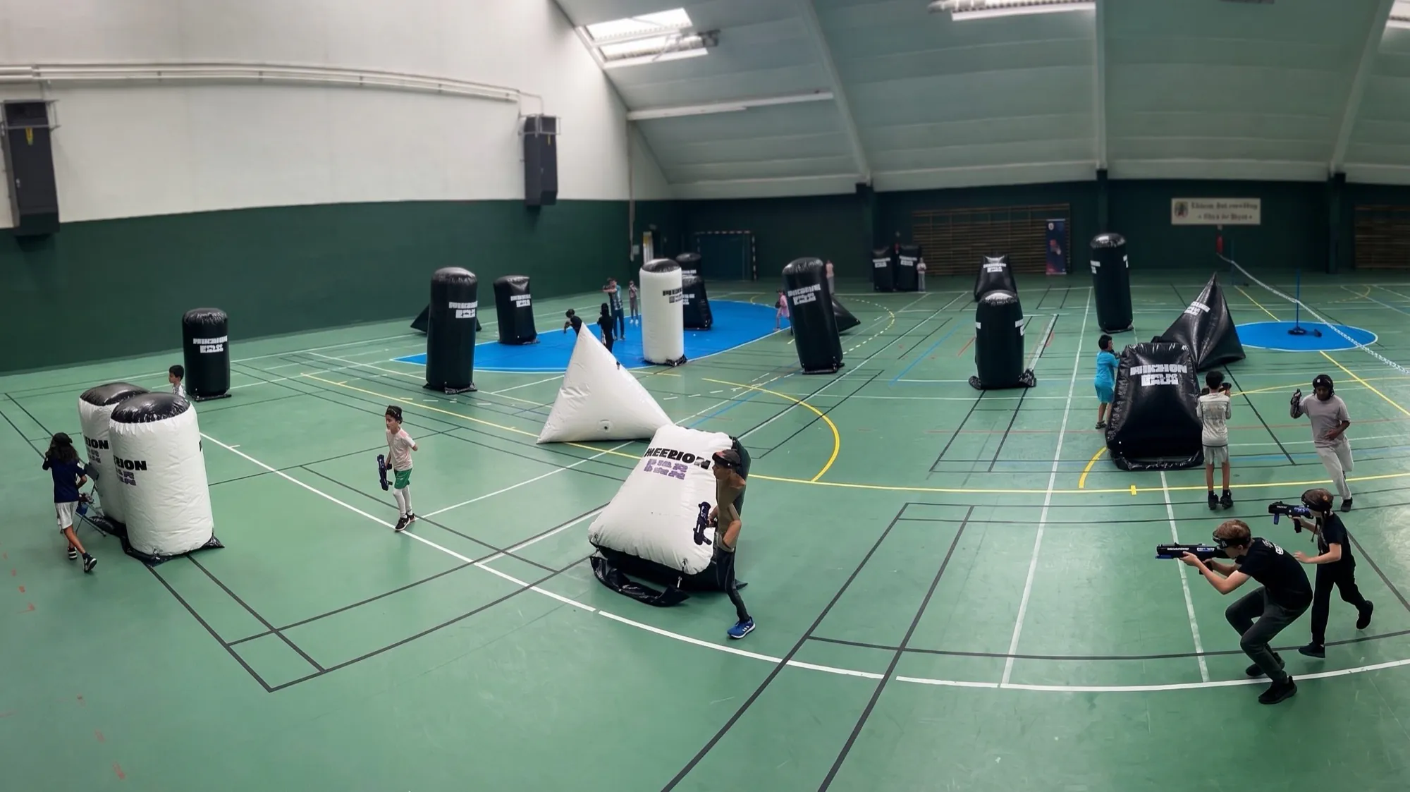 Enfants et animateurs en tournoi Krun Game dans un gymnase, animation collectivité Mission Era — photo 2