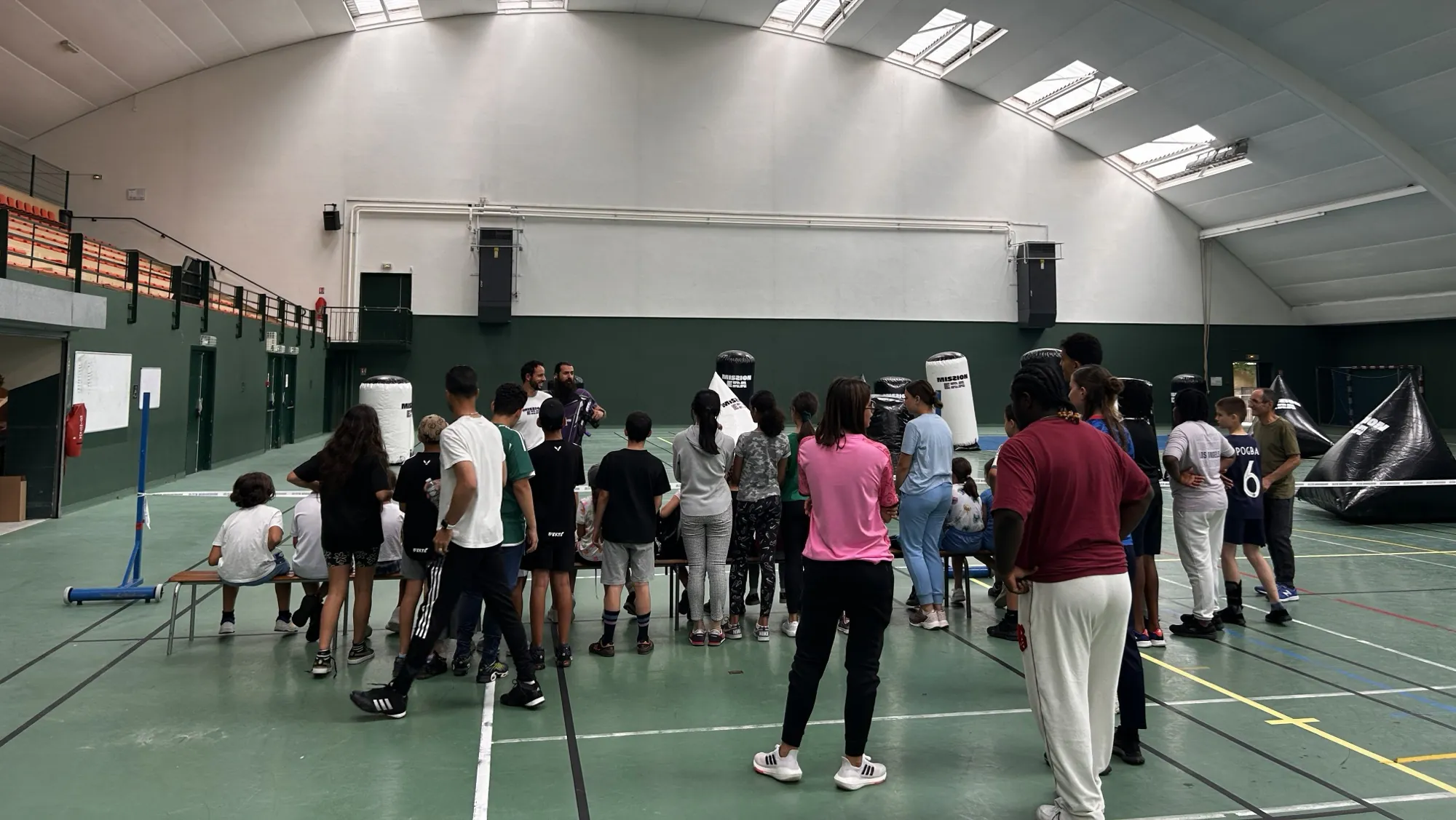Enfants et animateurs en tournoi Krun Game dans un gymnase, animation collectivité Mission Era — photo 4
