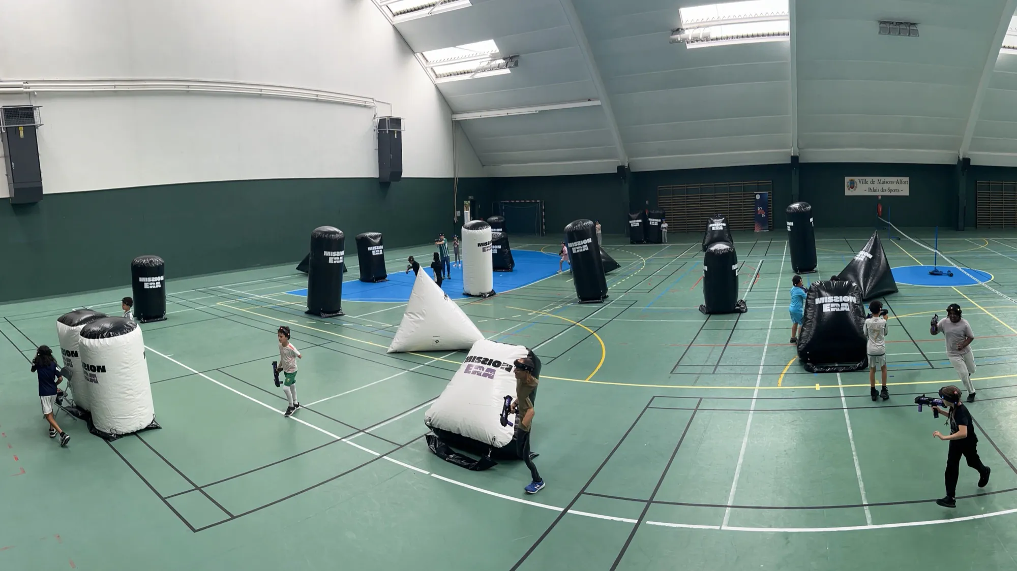 Enfants et animateurs en tournoi Krun Game dans un gymnase, animation collectivité Mission Era — photo 6