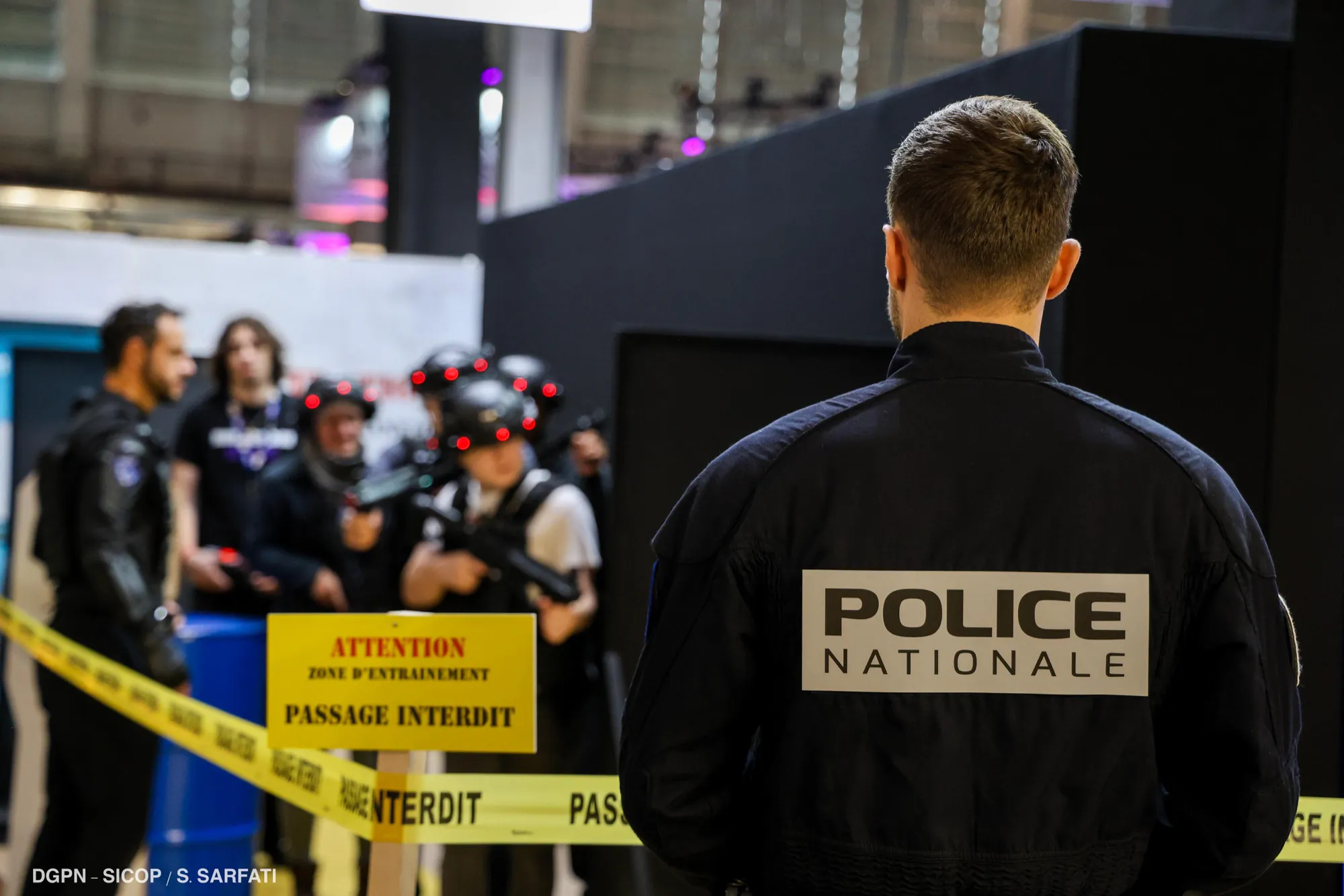 Joueurs en simulation immersive Krun Game / CQB au salon Paris Games Week, stand du Ministère de l'Intérieur — photo 5