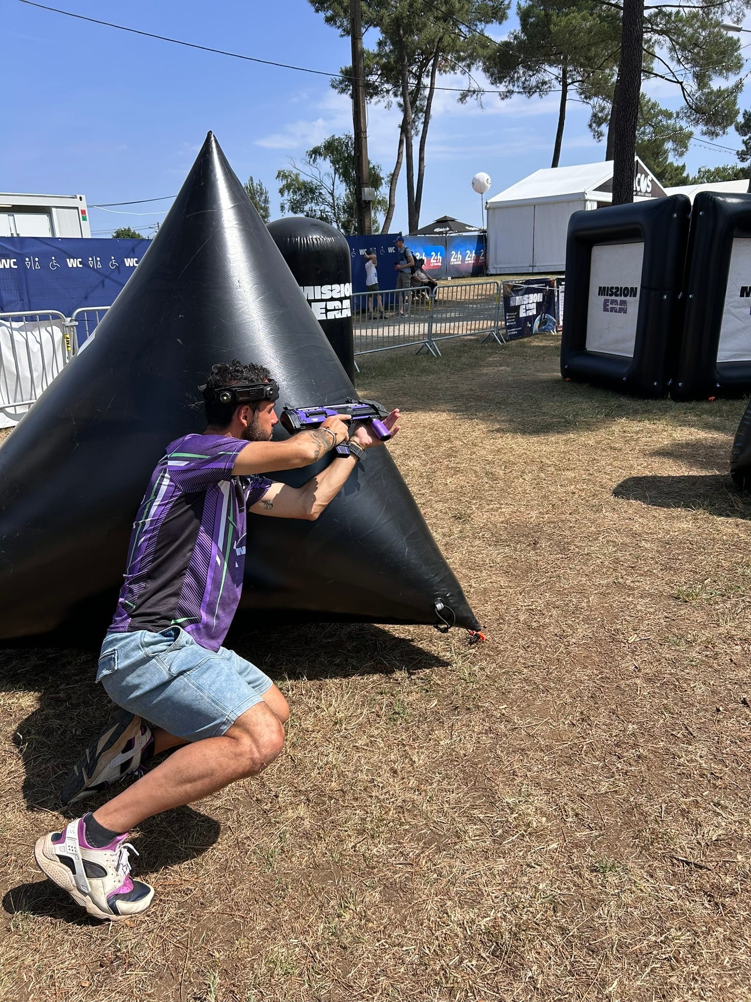 Participant Mission Era visant derrière un obstacle gonflable lors d'une animation Krun Game en extérieur