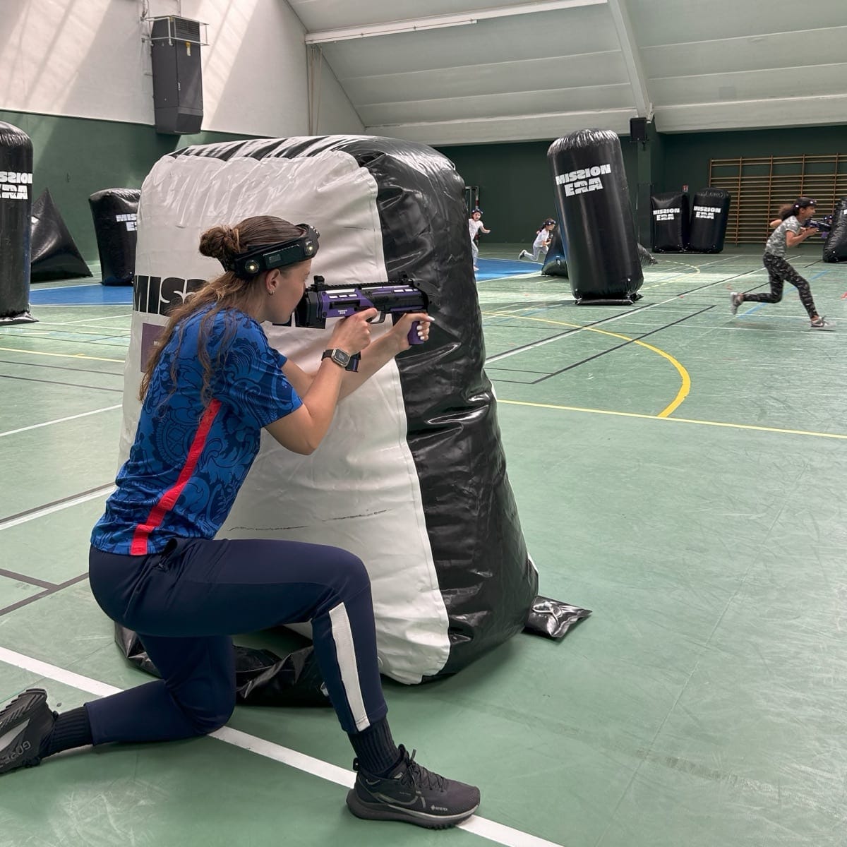 Participante concentrée sur une épreuve de team building Mission Era en salle en Île-de-France
