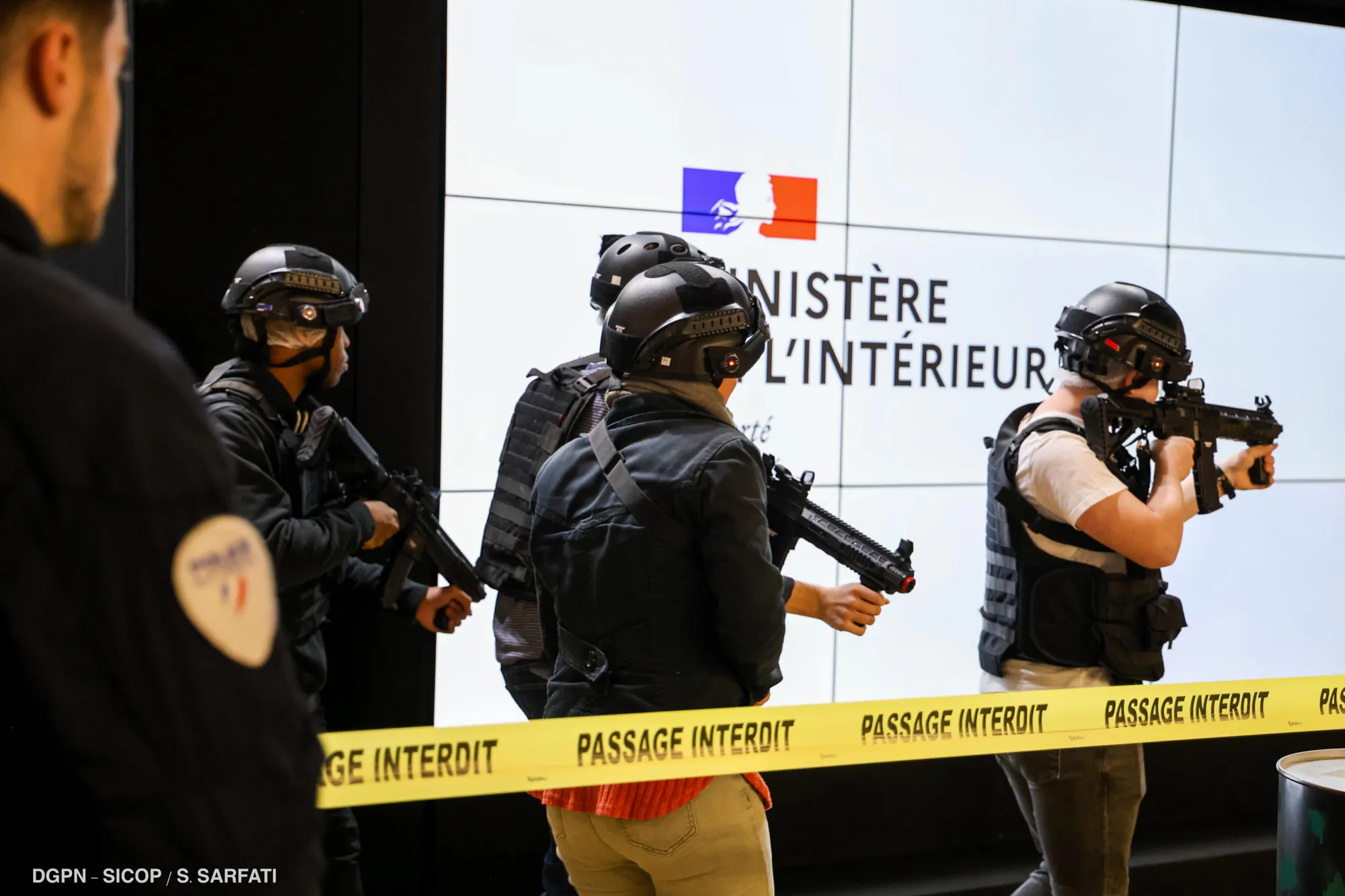 Joueurs en simulation immersive Krun Game / CQB au salon Paris Games Week, stand du Ministère de l'Intérieur — photo 6
