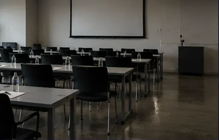 Une salle de réunion classique, avant l'intervention de Mission ERA