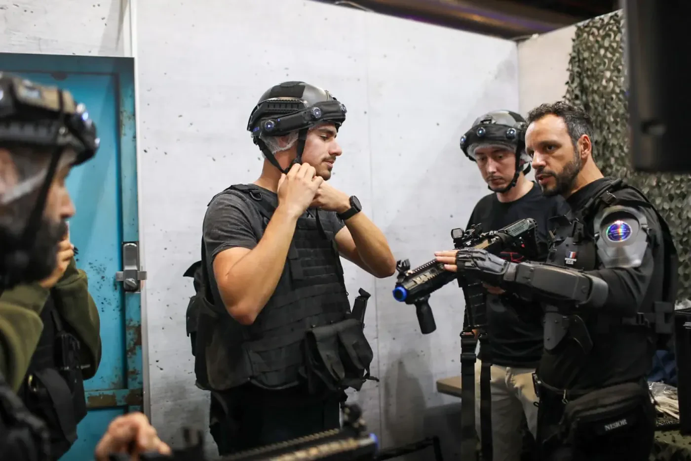 Joueurs en simulation immersive Krun Game / CQB au salon Paris Games Week, stand du Ministère de l'Intérieur — photo 7