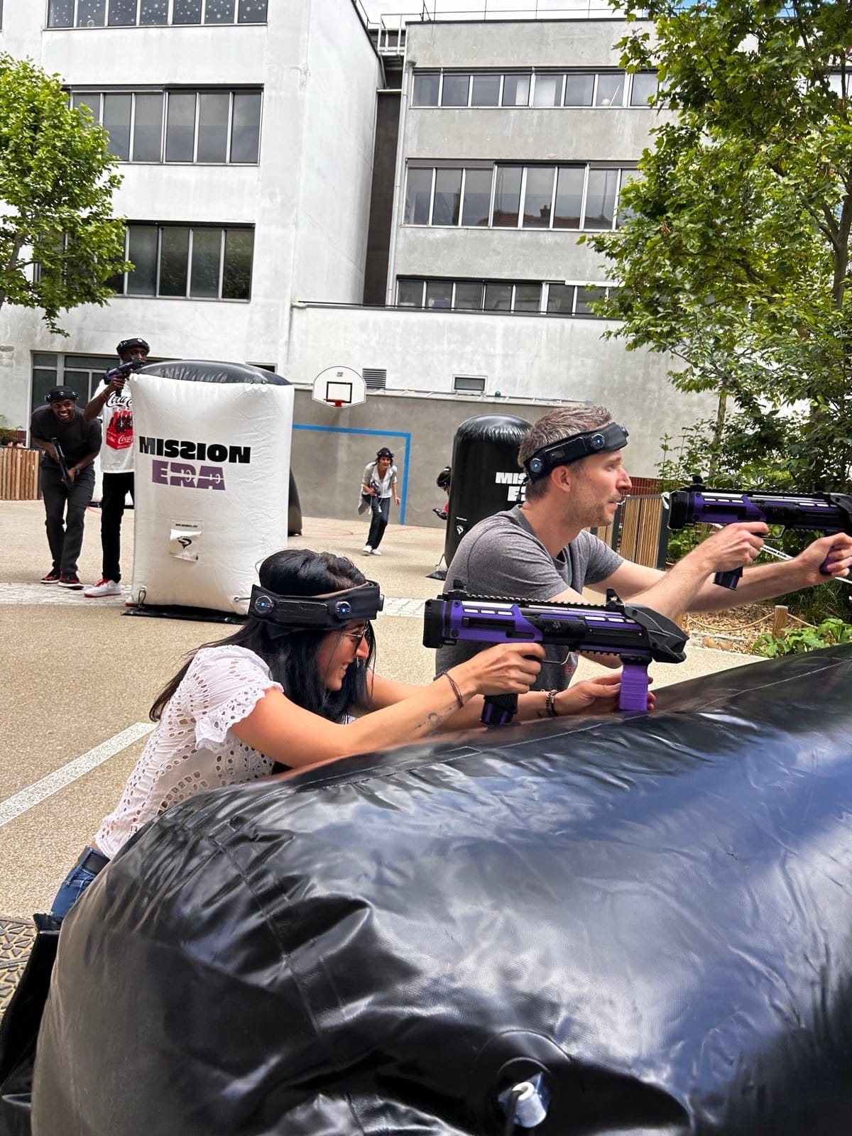 Participants équipés jouant à une animation immersive encadrée en extérieur