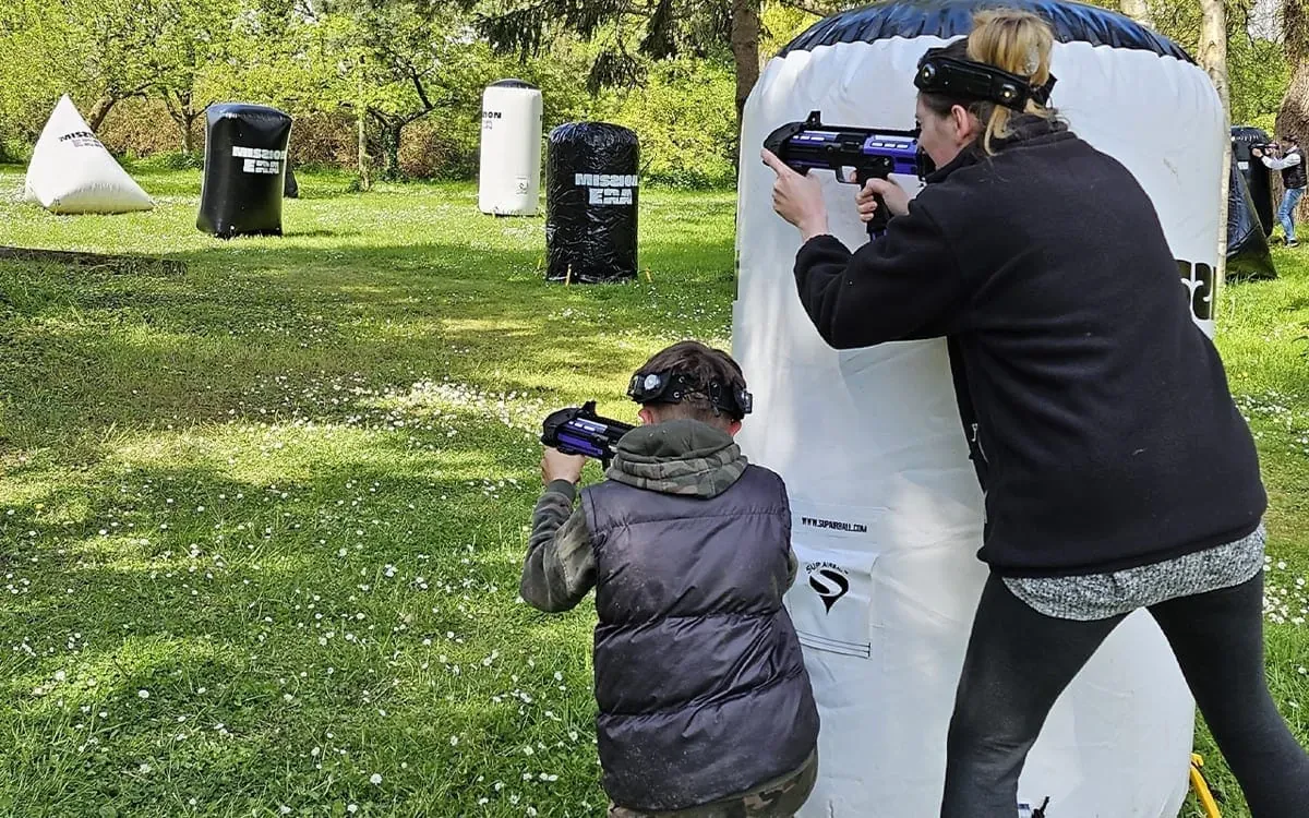 Team building en extérieur dans un parc arboré avec équipement Mission Era