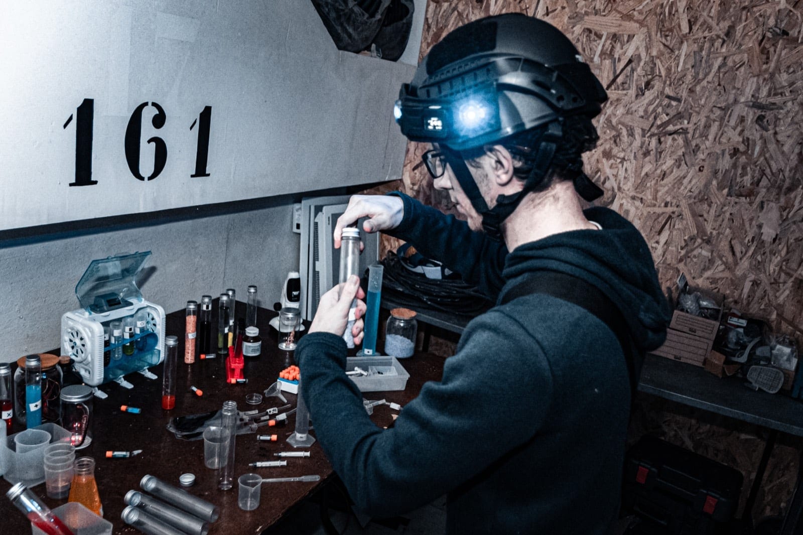 Groupe résolvant une mission en équipe lors du Mission Game, escape game immersif