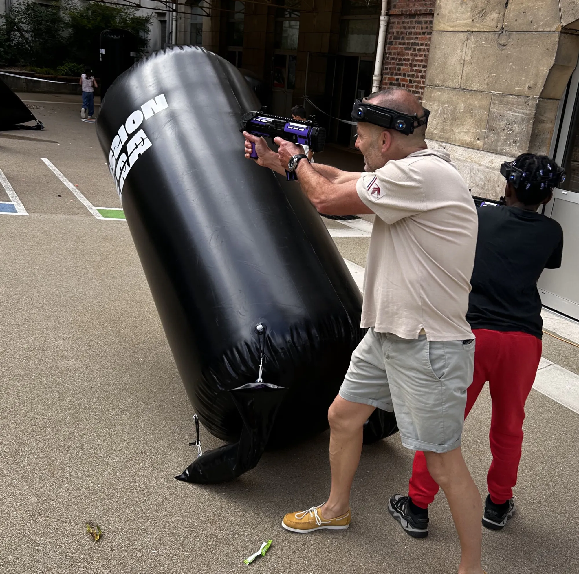 Enfants et parents en animation Krun Game dans une cour d'école lors d'une fête du printemps, Mission Era — photo 4
