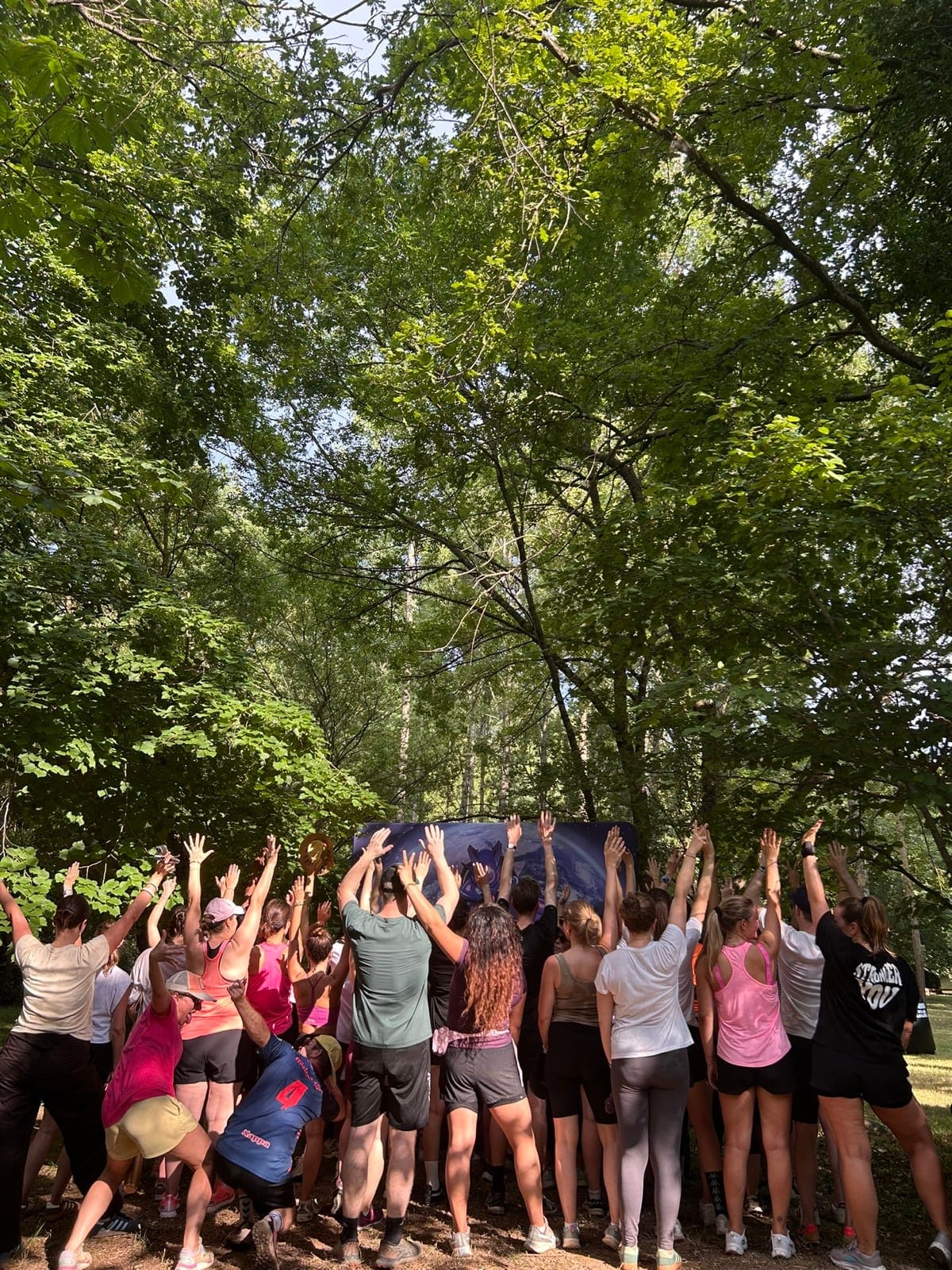 Grand groupe rassemblé en extérieur lors d'un team building grande équipe