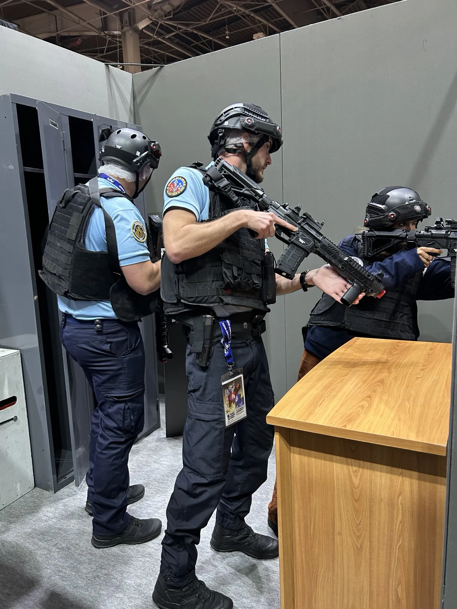 Joueurs en simulation immersive Krun Game / CQB au salon Paris Games Week, stand du Ministère de l'Intérieur — photo 2