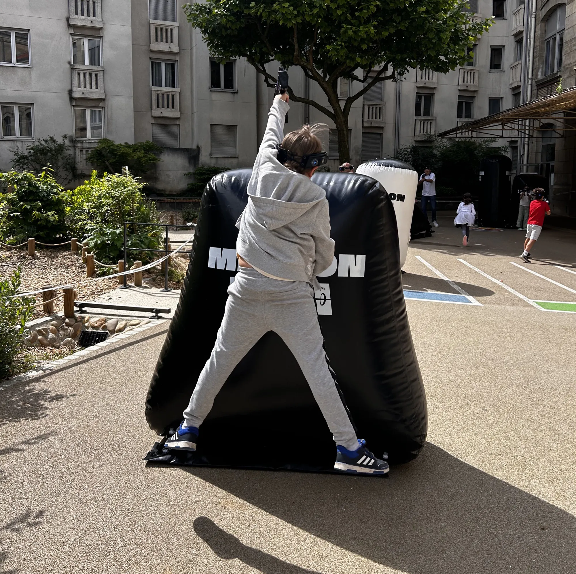 Enfants et parents en animation Krun Game dans une cour d'école lors d'une fête du printemps, Mission Era — photo 2