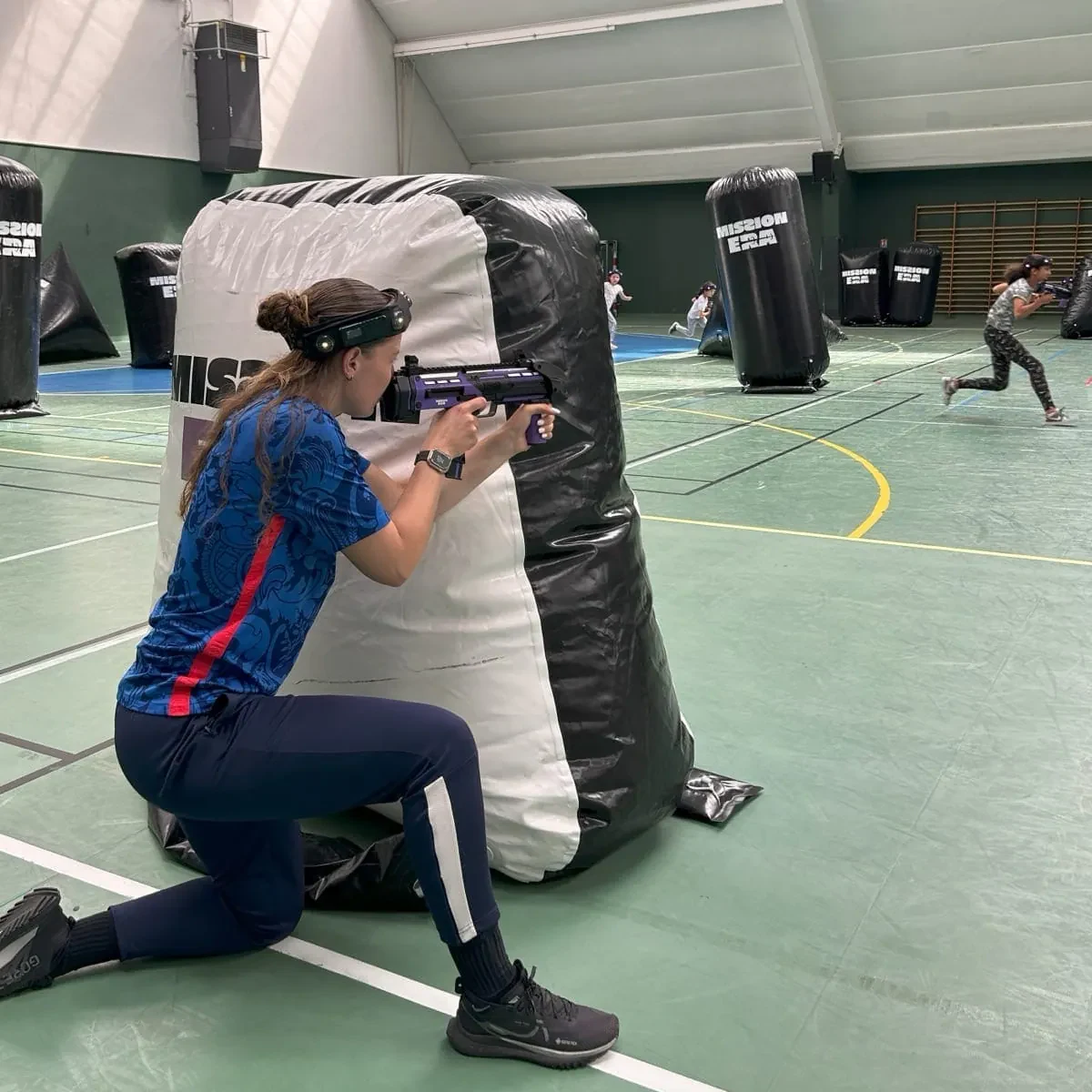 Participante concentrée sur une épreuve de team building Mission Era en salle à Versailles