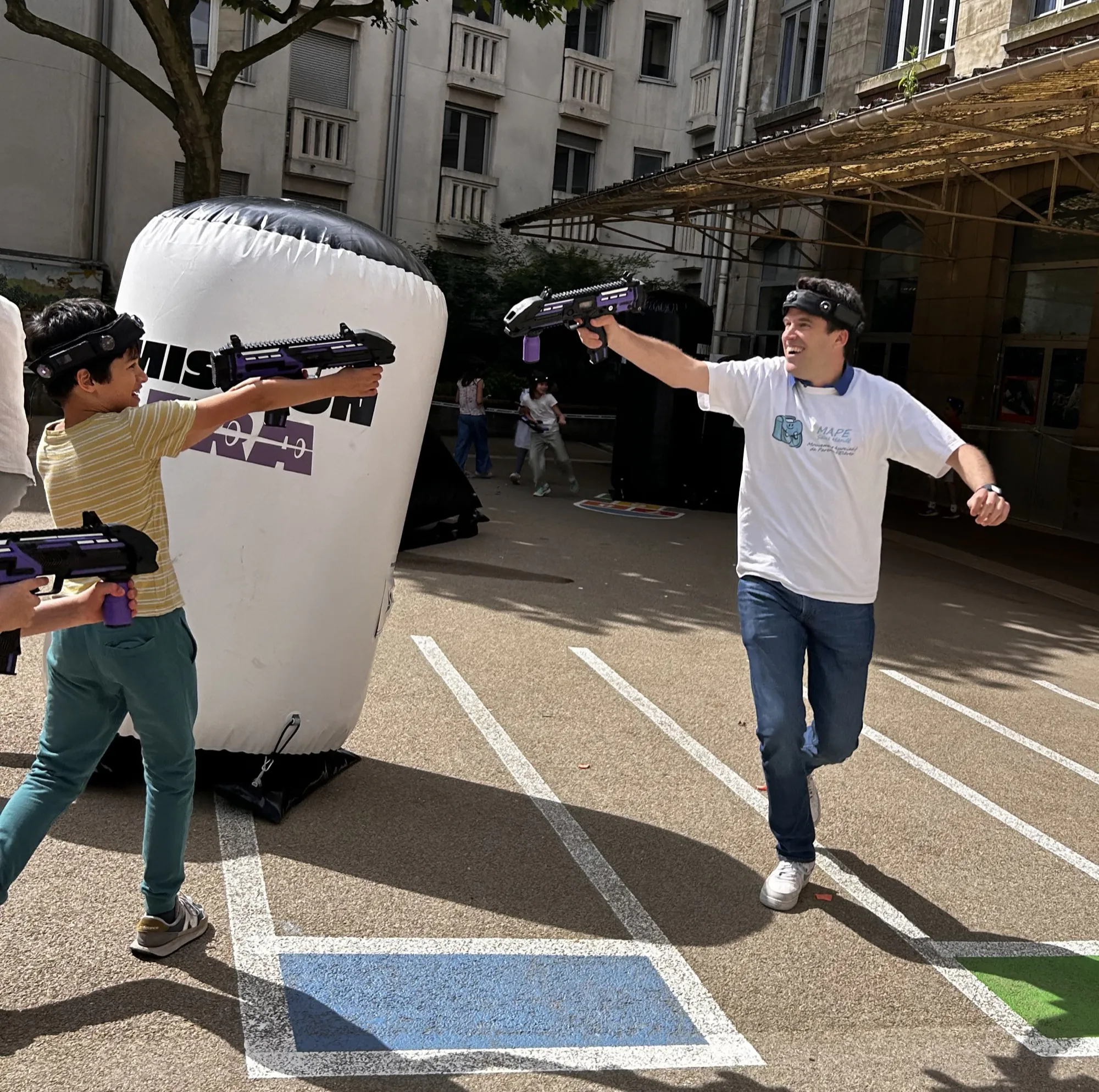 Enfants et parents en animation Krun Game dans une cour d'école lors d'une fête du printemps, Mission Era — photo 3