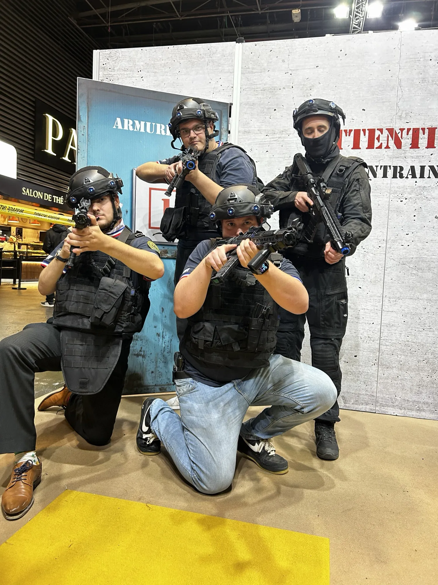 Joueurs en simulation immersive Krun Game / CQB au salon Paris Games Week, stand du Ministère de l'Intérieur — photo 3